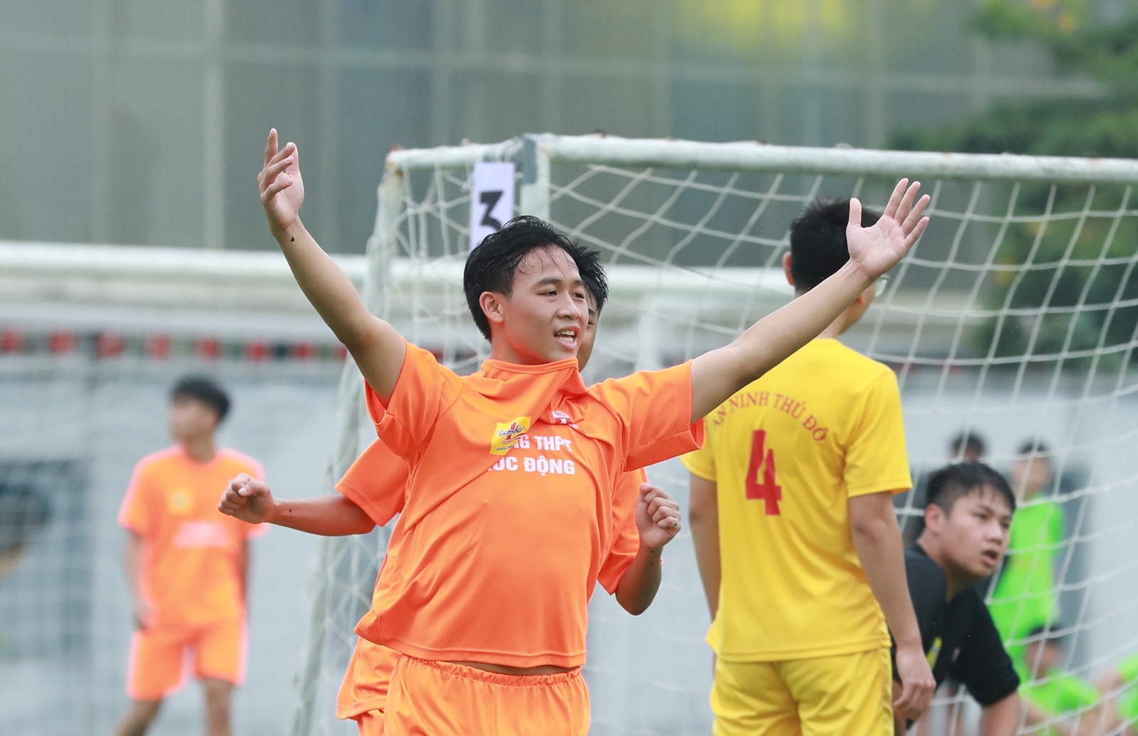 Ai đang dẫn đầu cuộc đua Vua phá lưới bóng đá học sinh Hà Nội?