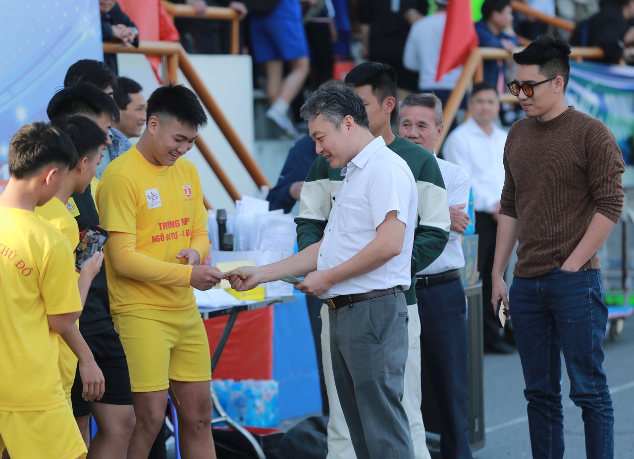 Cả đội Ngô Gia Tự được 'thưởng nóng' sau trận hay nhất từ đầu giải