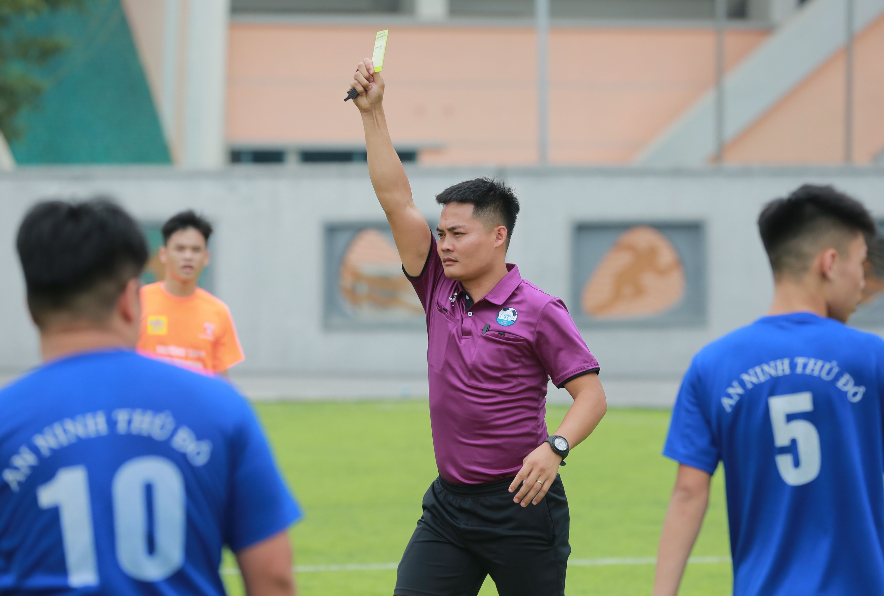 Thầy giáo cầm còi và câu chuyện giữ luật trên sân bóng học sinh