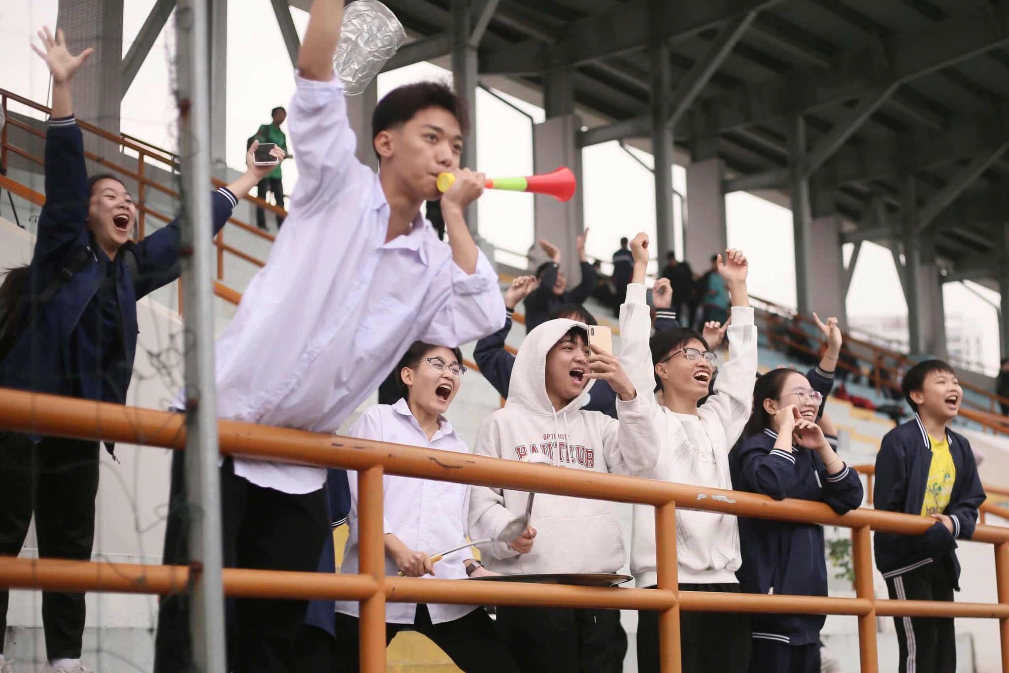 Sức nóng khán đài đẩy cảm xúc trận đấu lên đỉnh điểm