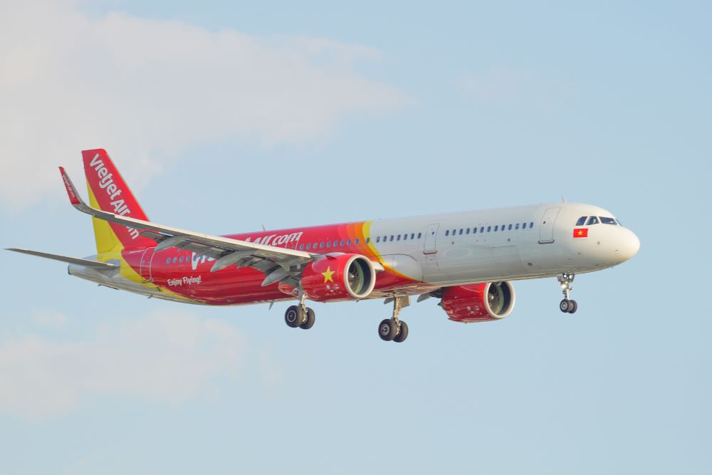 Hạ cánh trong mưa giông, một chuyến bay của Vietjet trượt ra ngoài đường băng