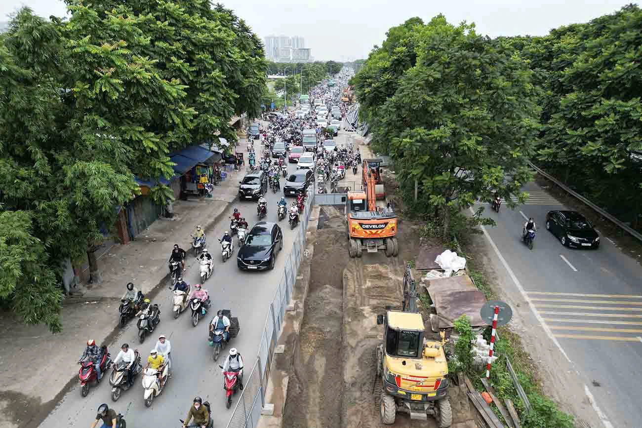 Các phương tiện chỉ được lưu thông 1 chiều trên đường gom Đại lộ Thăng Long