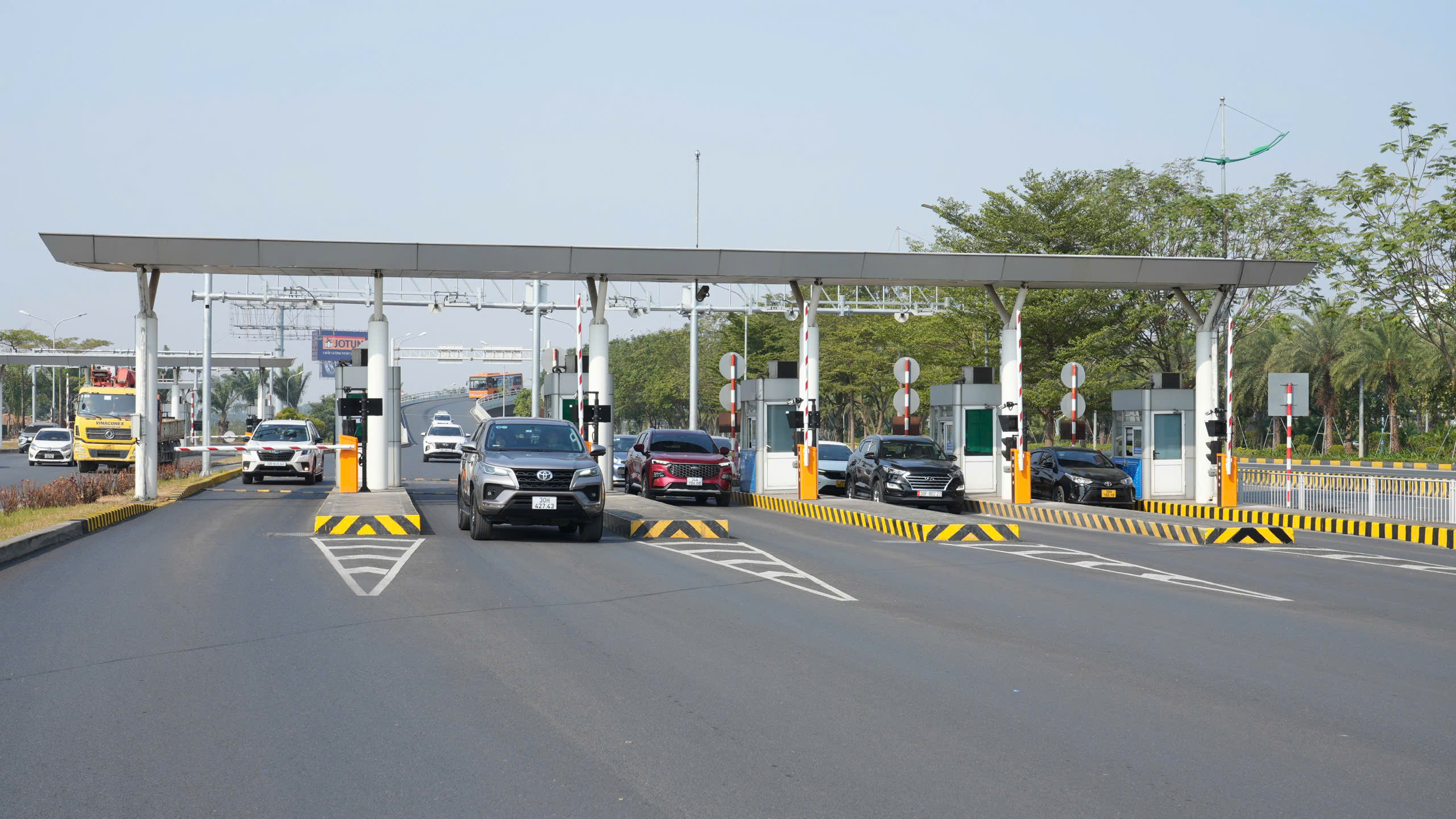 Nhiều lái xe phản ánh thu phí không dừng sân bay Nội Bài vẫn tậm tịt