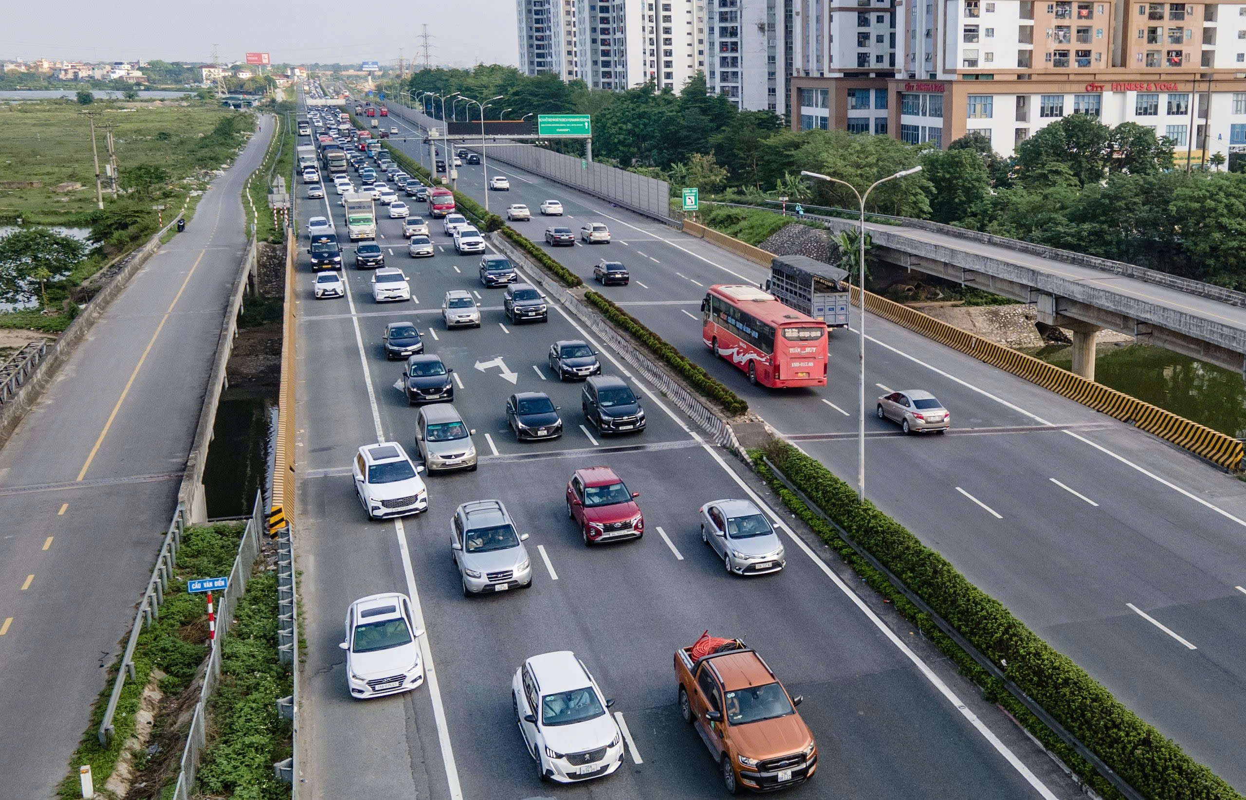 Cao tốc cửa ngõ Hà Nội và TP.HCM ùn tắc sớm, đóng mở liên tục để điều tiết