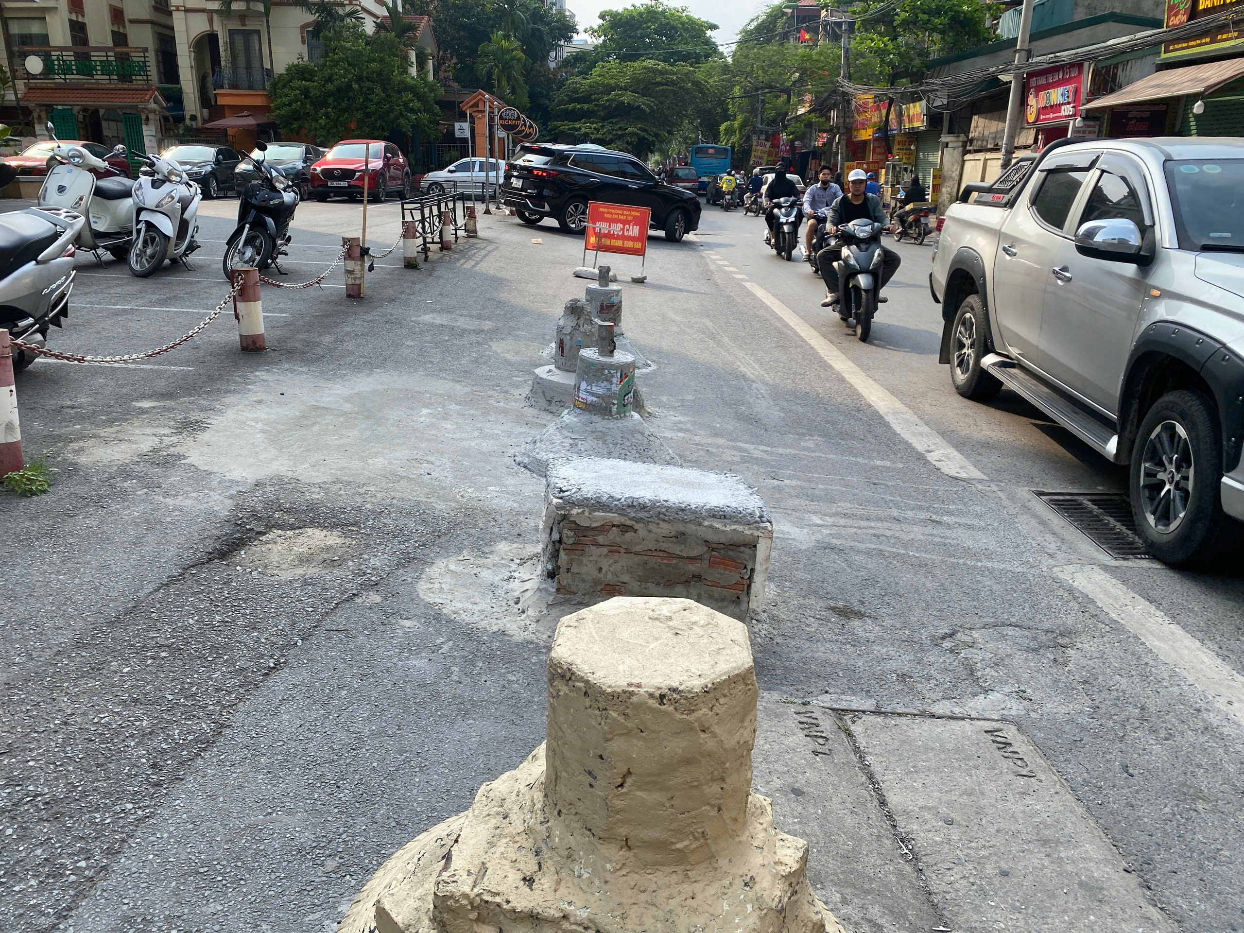 Hoàng Mai: Phá dỡ loạt trụ bê tông trái phép trước cửa chung cư Lilama Lĩnh Nam