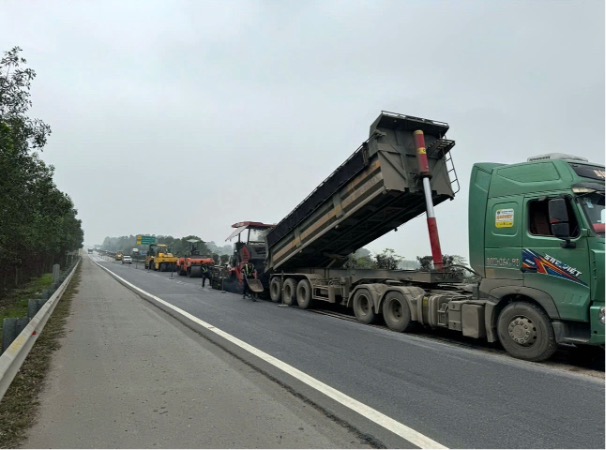 VEC nói gì về việc nhà thầu thảm nhựa đường cao tốc Nội Bài- Lào Cai dưới trời mưa?