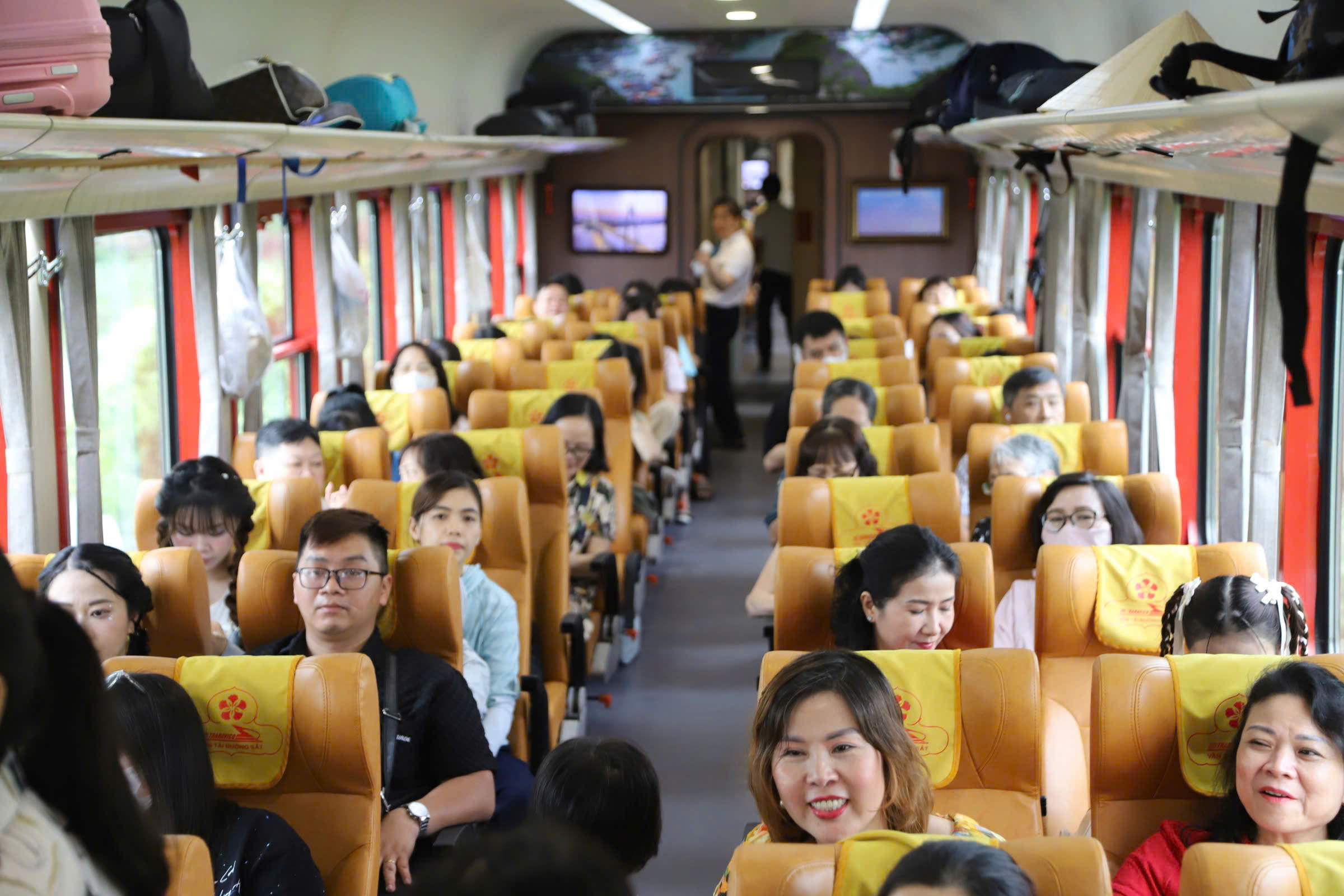 Khai trương tàu đường sắt VIP Hoa Phượng Đỏ, giá vé cao nhất 300.000 đồng