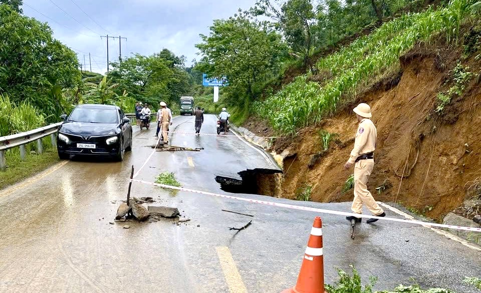 Hố tử thần dài 20m xuất hiện trên quốc lộ 4D sau trận mưa lớn