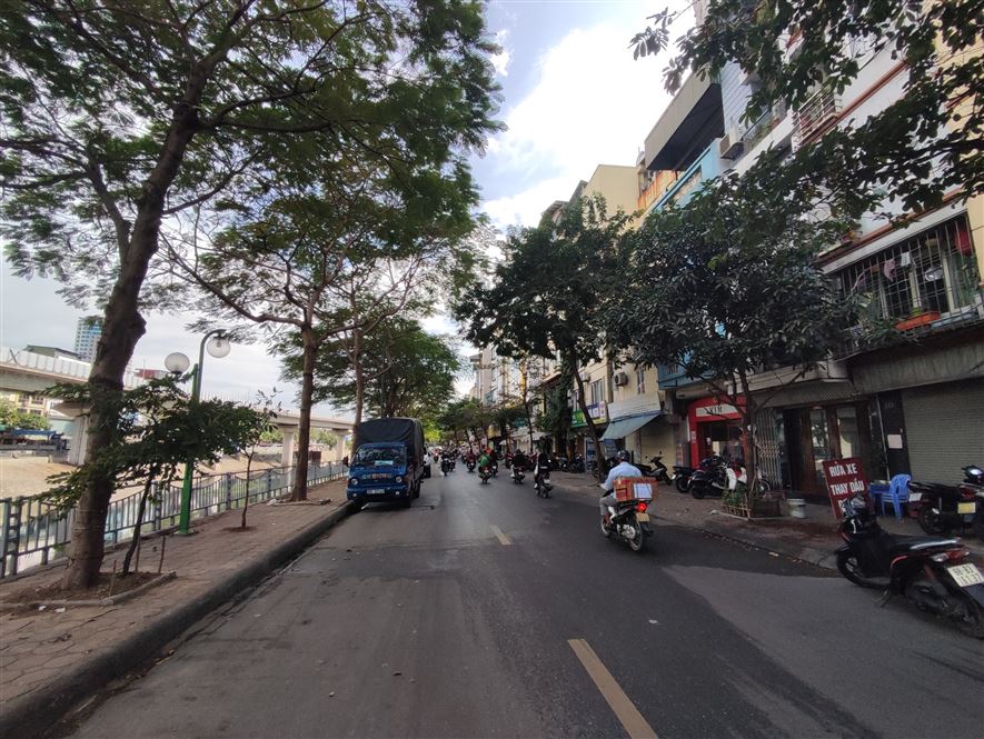 Rào chắn đường Giáp Nhất, các phương tiện chỉ được lưu thông một chiều