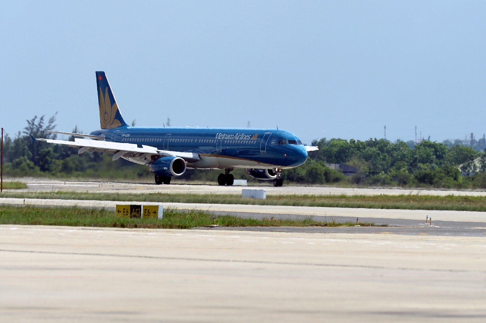 Chuyến bay của Vietnam Airlines đi Cam Ranh phải hạ cánh khẩn tại Đà Nẵng cấp cứu hành khách