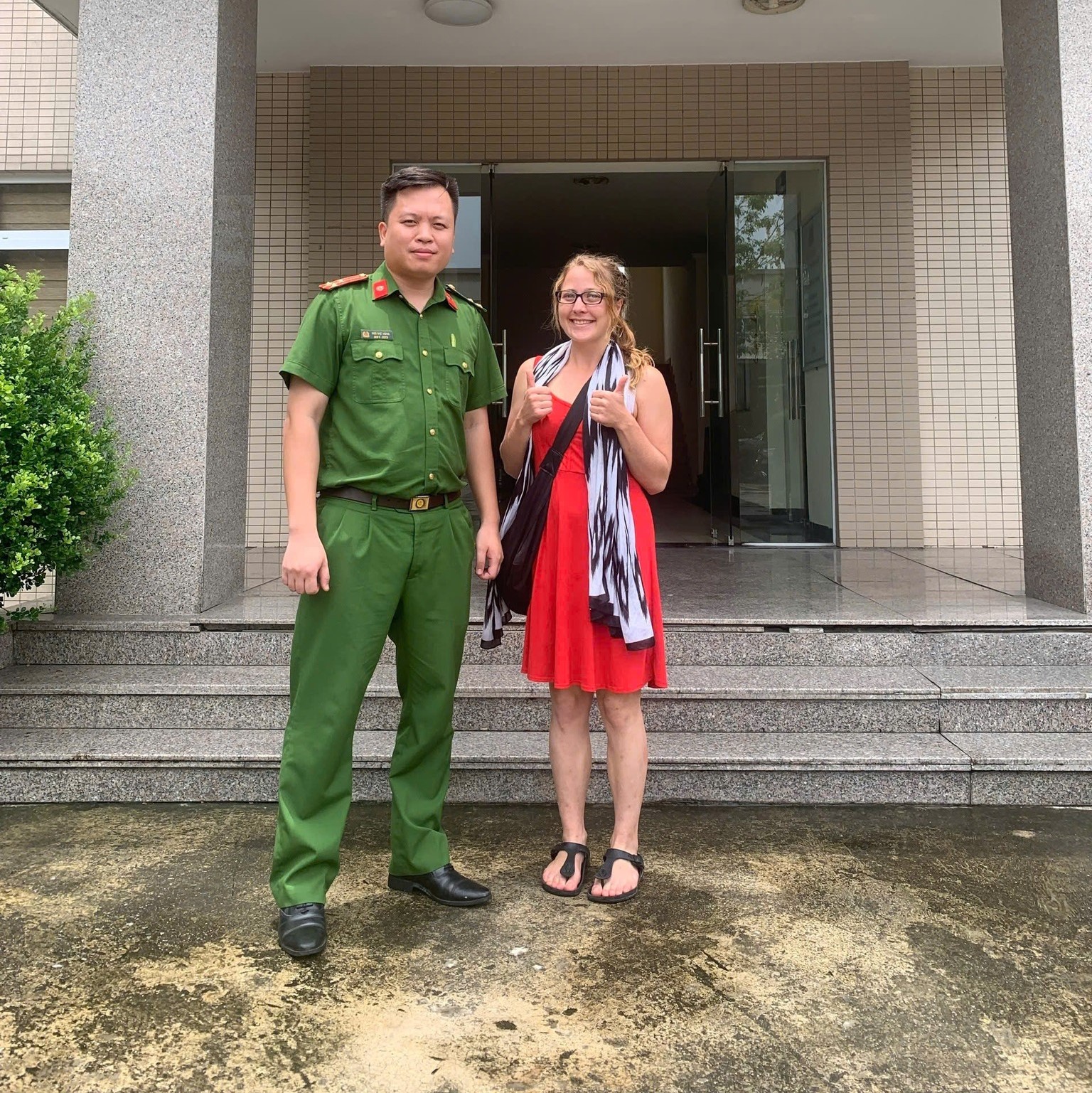 Công an Nội Bài và an ninh sân bay nhanh chóng tìm lại điện thoại cho khách nước ngoài bỏ quên