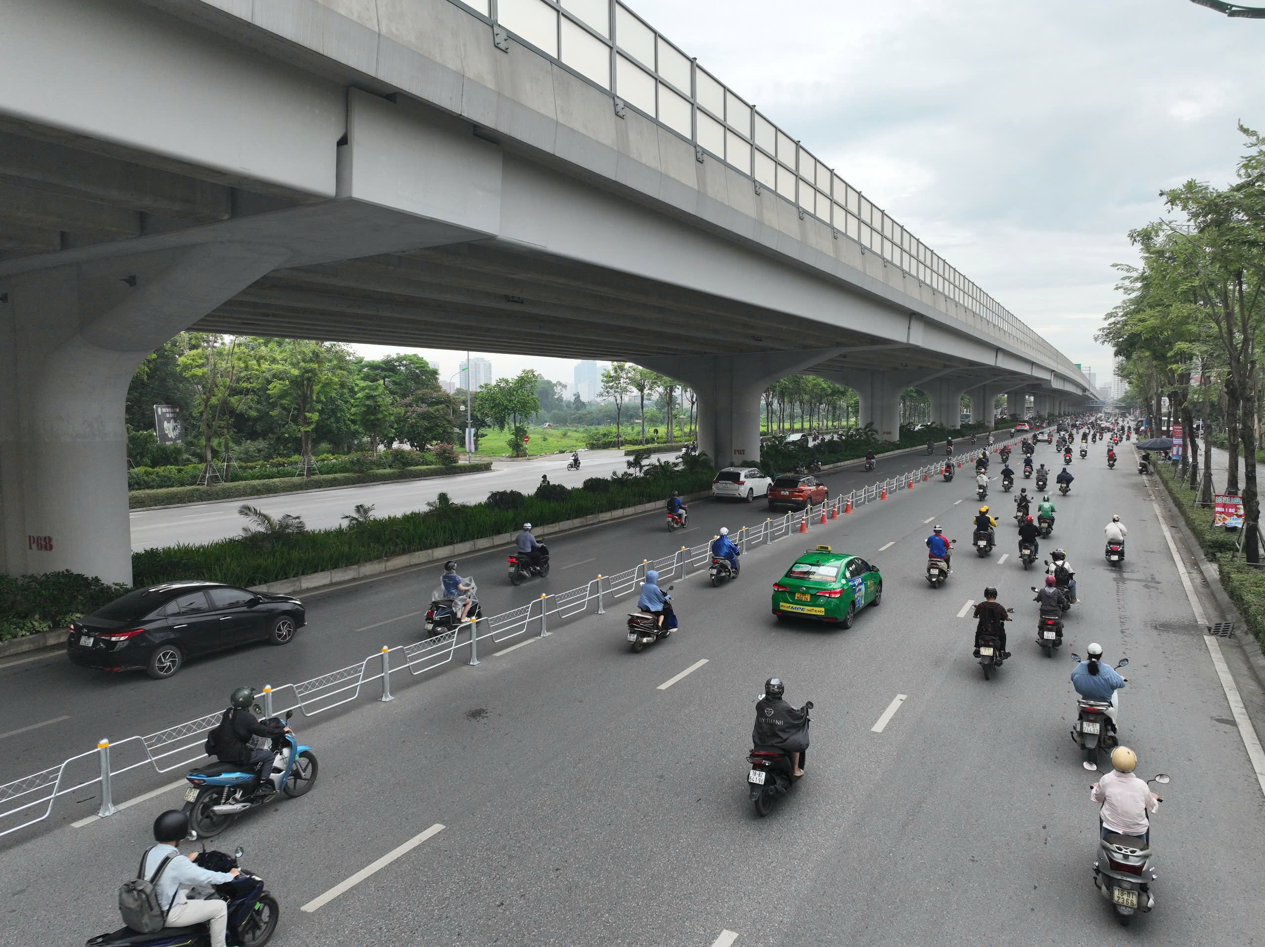 Chính thức phân làn ô tô, xe máy trên đường Phạm Văn Đồng từ 4-7