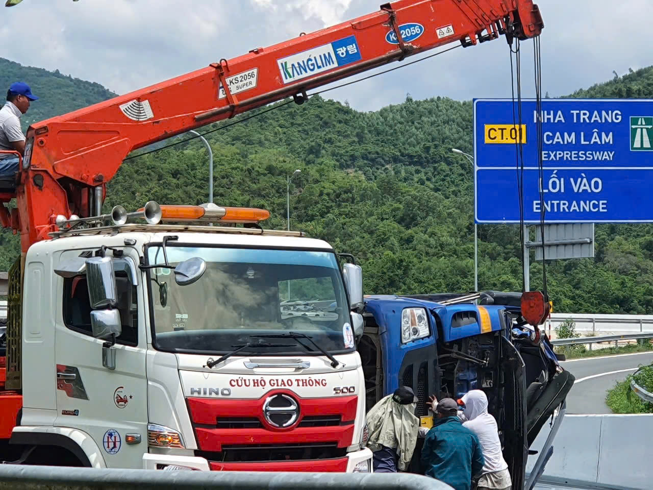 Xe tải vào cua tự lật trên cao tốc Nha Trang- Cam Lâm, lái và phụ xe tử vong