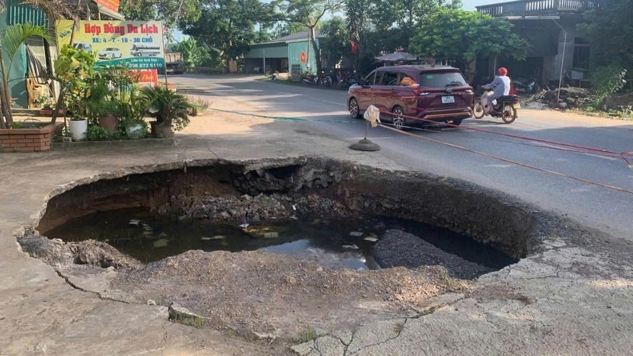 Hố tử thần rộng 6m trên quốc lộ 12B ở Phú Thọ, đổ 7 xe đất đá đều bị cuốn trôi