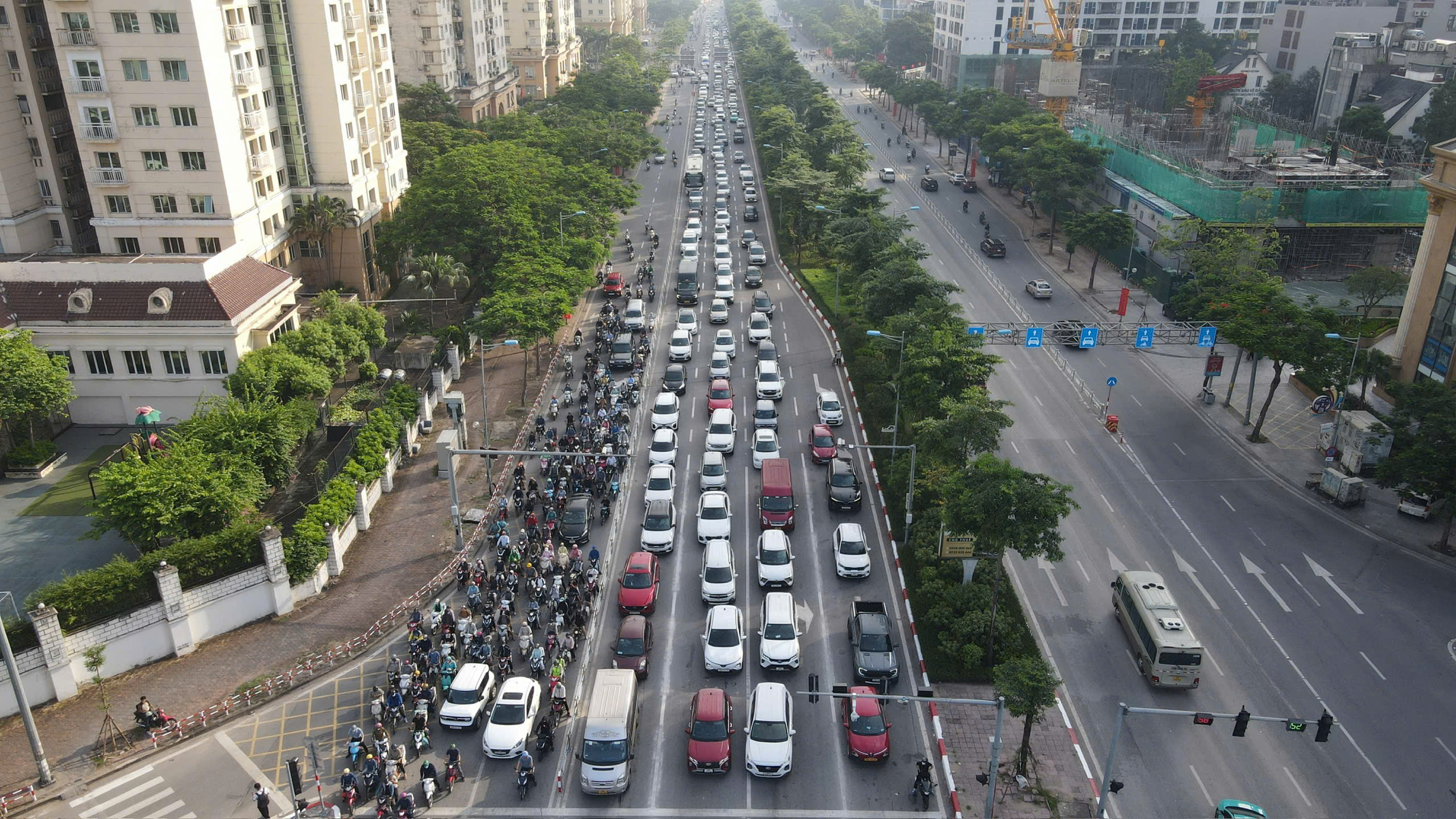 Ngày đầu chính thức phân làn ô tô, xe máy trên đường Võ Chí Công, giao thông thuận tiện
