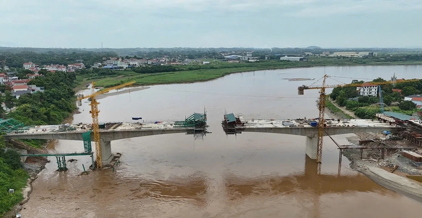 Cầu Phong Châu sắp hợp long, sẽ thông xe vào tháng 10