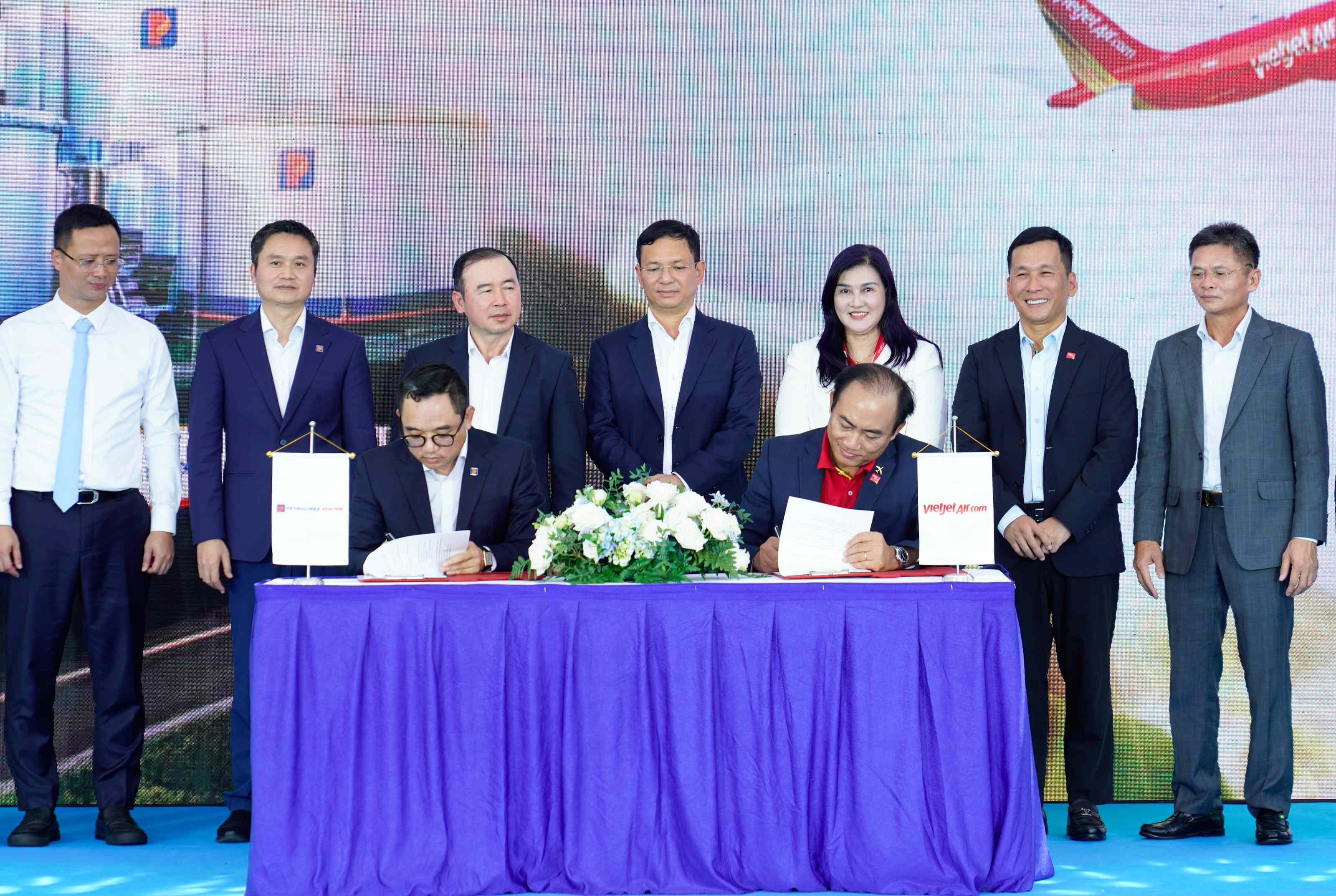 Vietjet hợp tác cùng Petrolimex sử dụng nhiên liệu SAF để chuyển đổi xanh hàng không