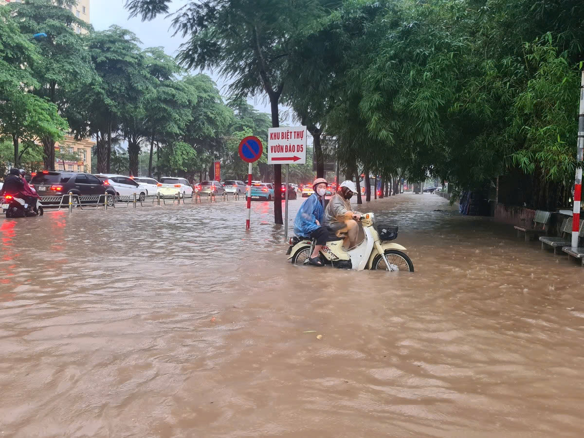 Đường Võ Chí Công vẫn ngập sâu, phương tiện được hướng dẫn đi hướng khác