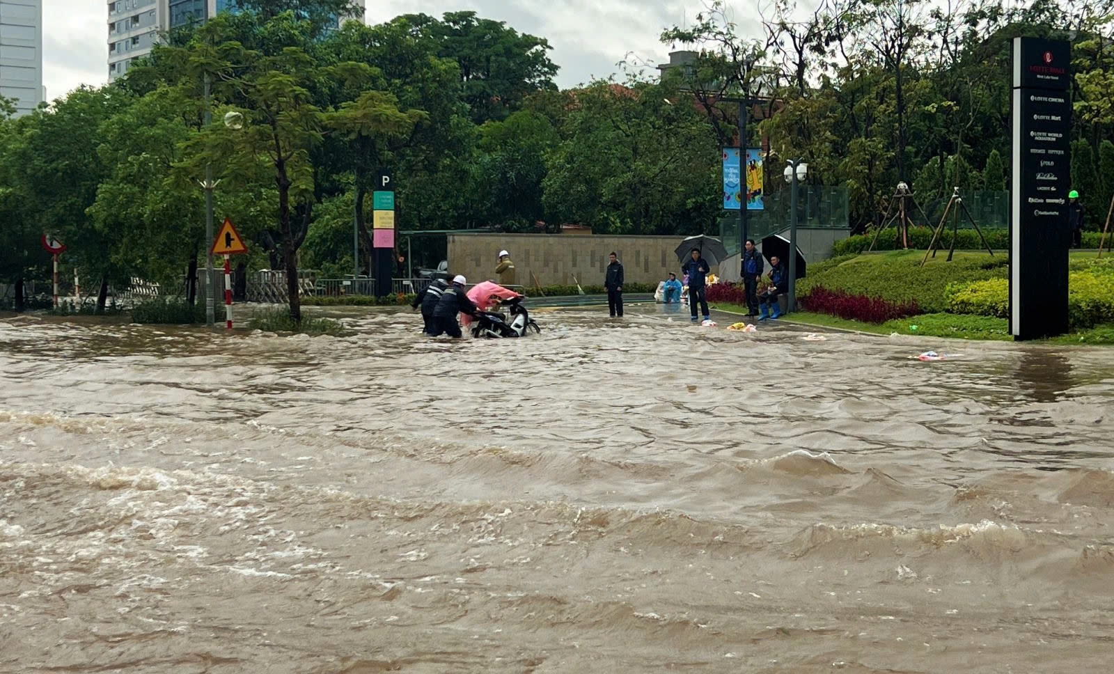Vì sao Hà Nội liên tục ngập như sông sau mỗi trận mưa lớn?