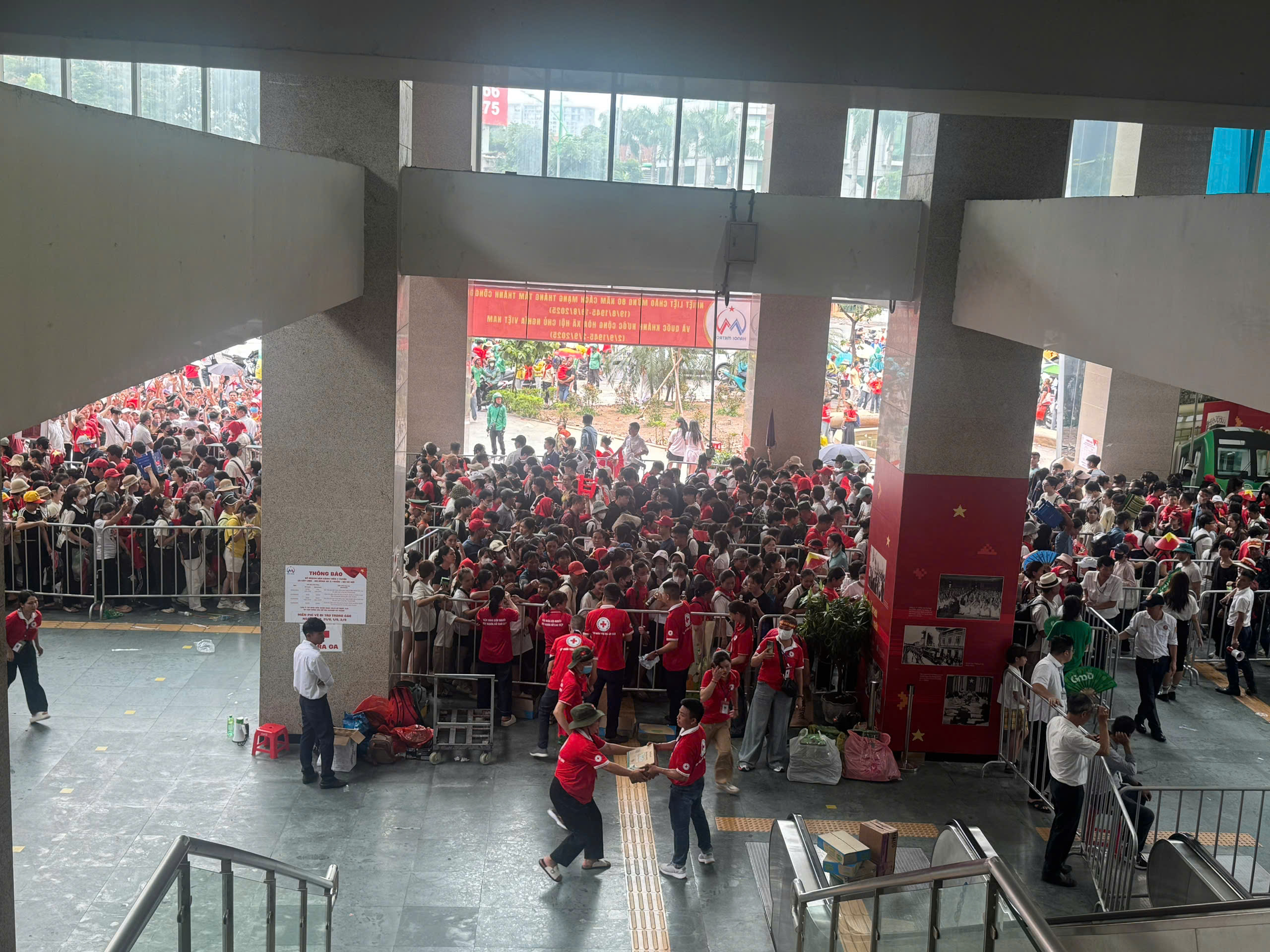 Kết thúc Lễ diễu binh 2-9: Cơ bản giải toả hết khách tại các ga tàu điện, điểm trung chuyển xe buýt lớn