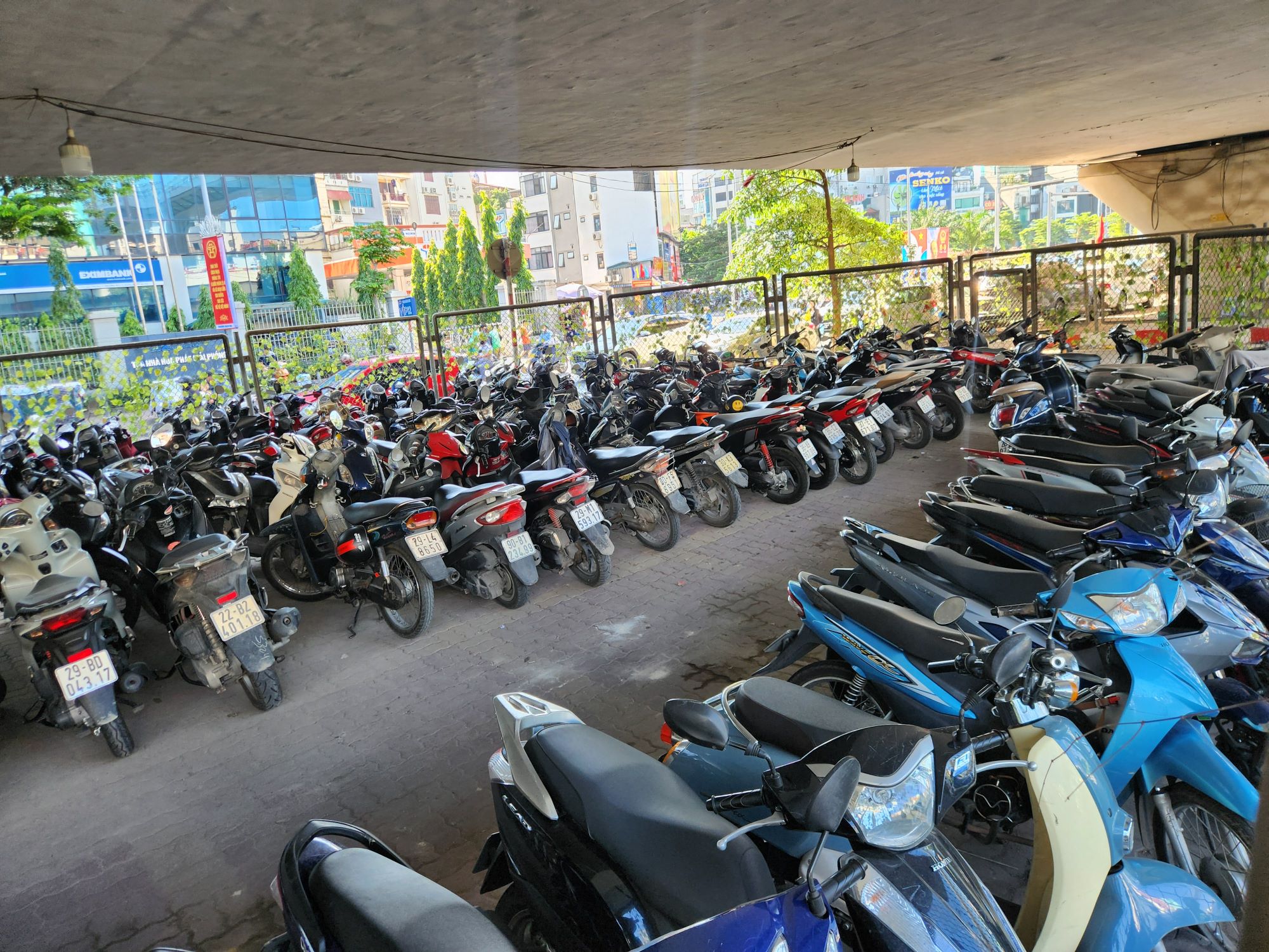 Hà Nội yêu cầu di dời ngay các bãi trông giữ xe ra khỏi gầm cầu