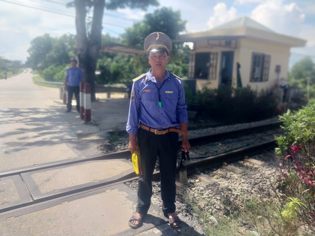 Nghẹt thở khoảnh khắc nhân viên đường sắt cứu người vượt gác chắn khỏi đoàn tàu đang lao đến
