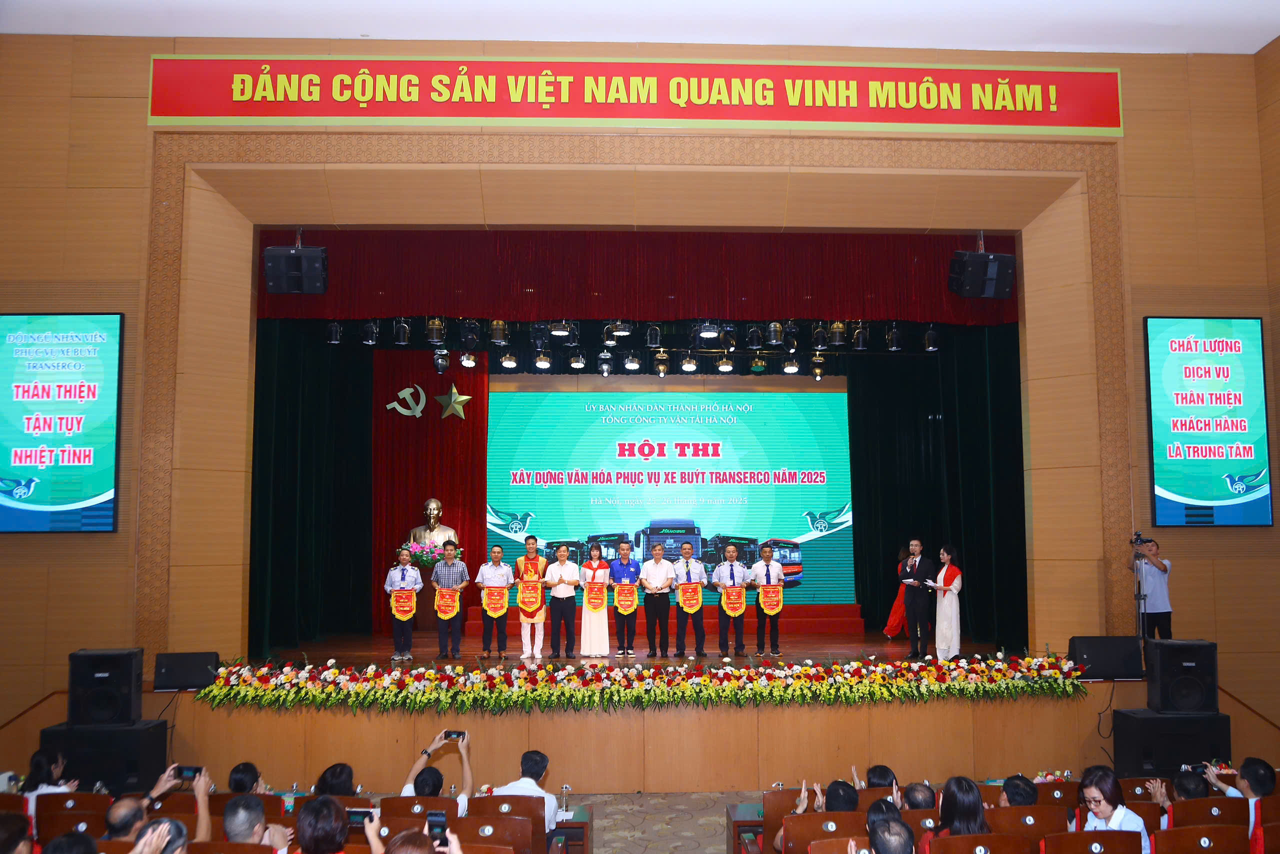 Nhân viên xe buýt Hà Nội sôi nổi thi xây dựng văn hoá phục vụ hành khách