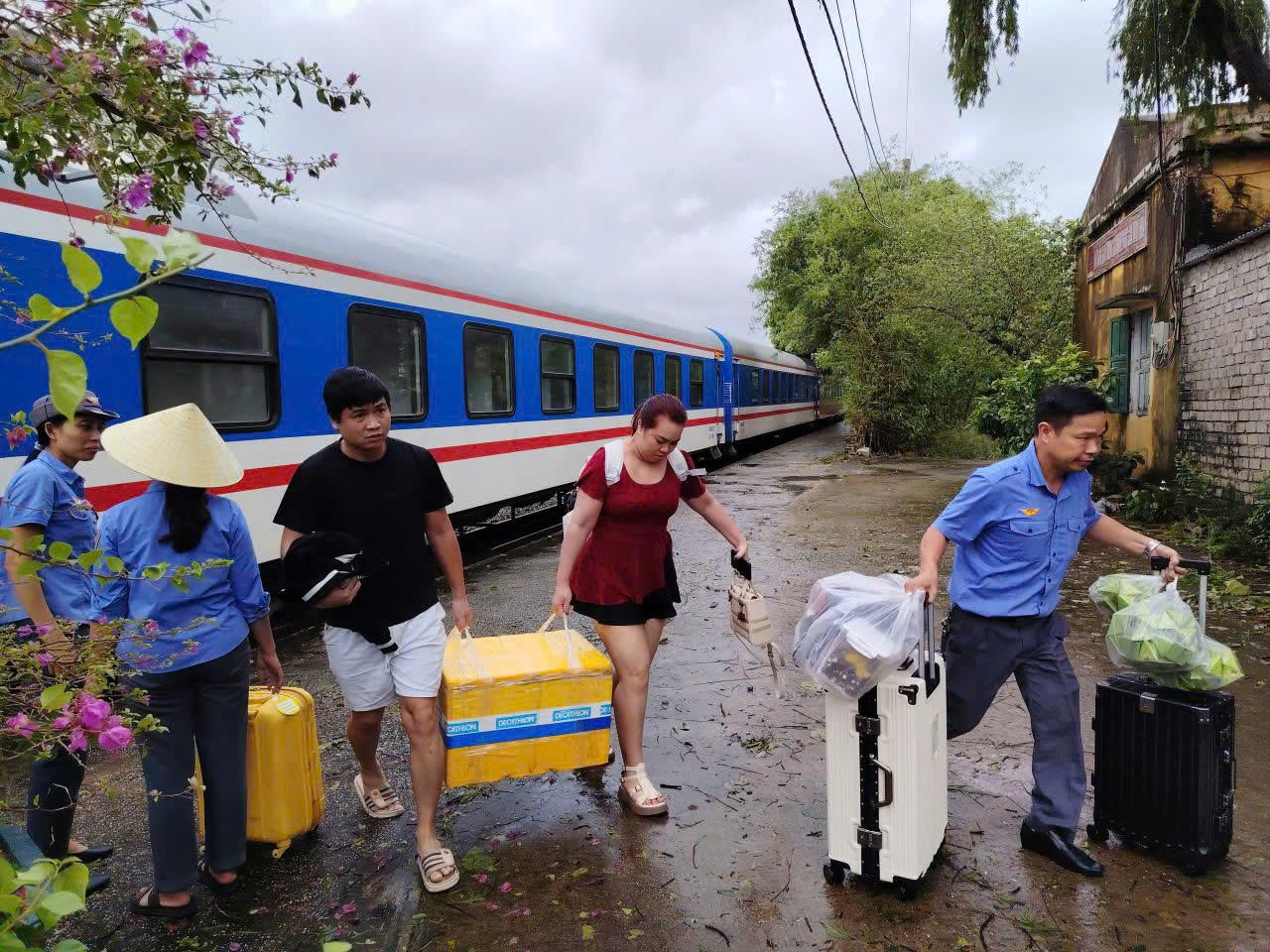 Tạm dừng tàu khách liên vận quốc tế Việt- Trung và hàng chục mác tàu khác