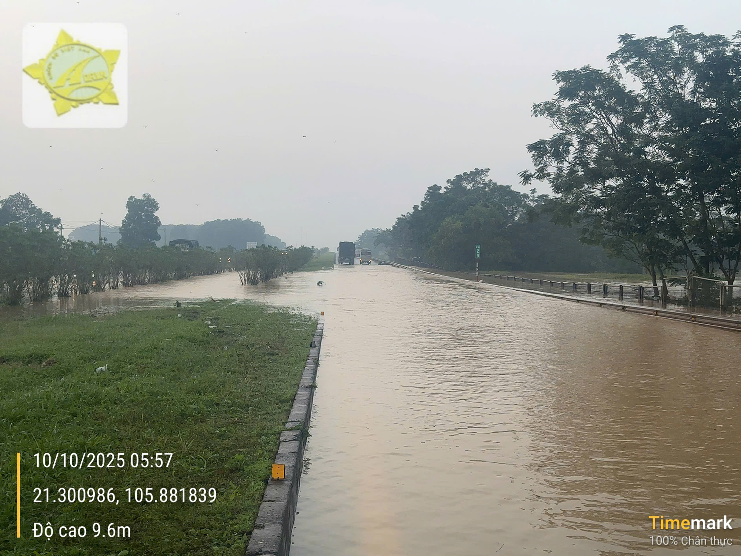 Nước lũ tràn vào cao tốc Hà Nội- Thái Nguyên ngập sâu, xe dưới 9 chỗ không di chuyển qua