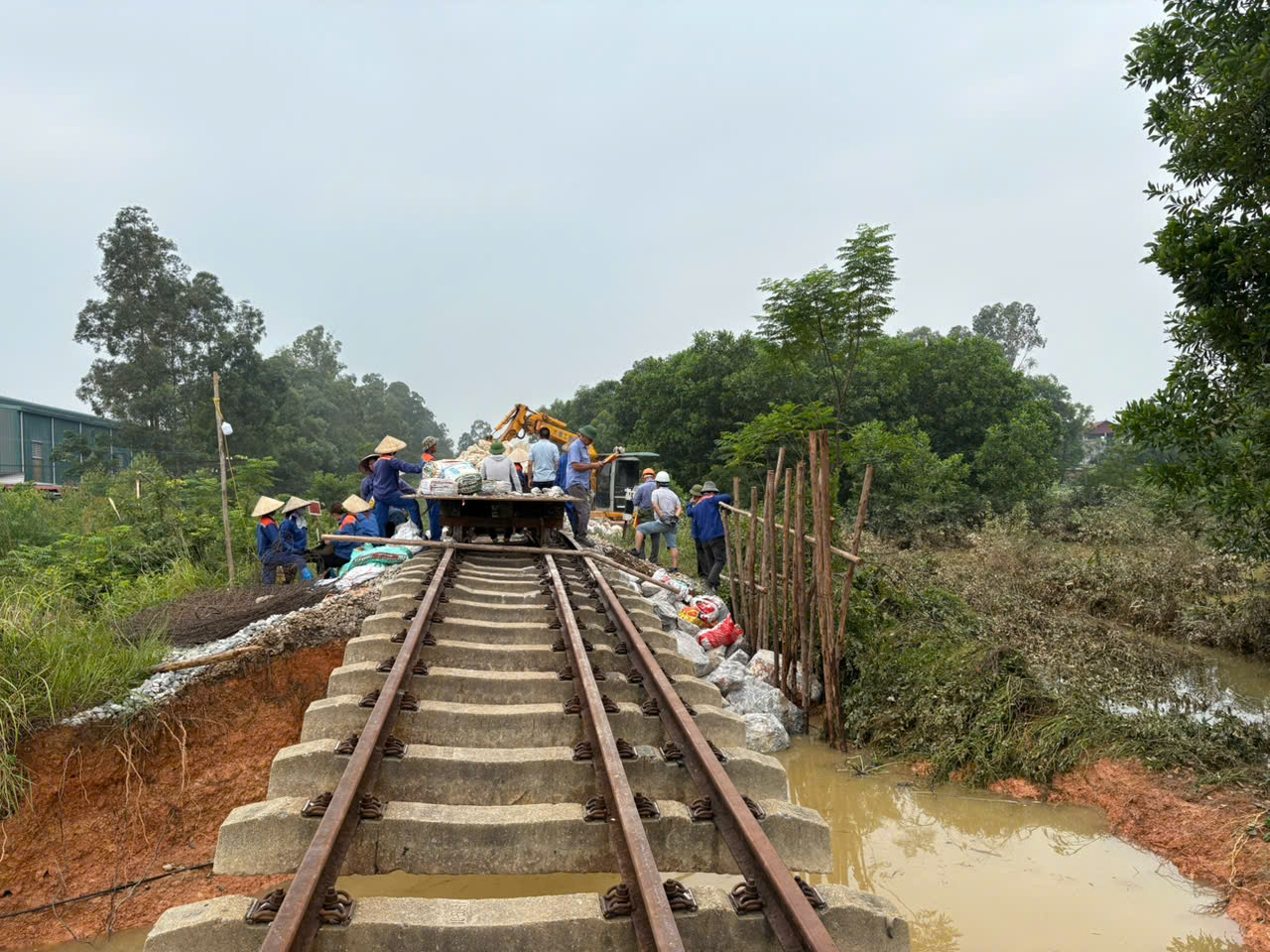 Thông tuyến đường sắt qua Trung Giã sau khi bị nước lũ cuốn trôi nền