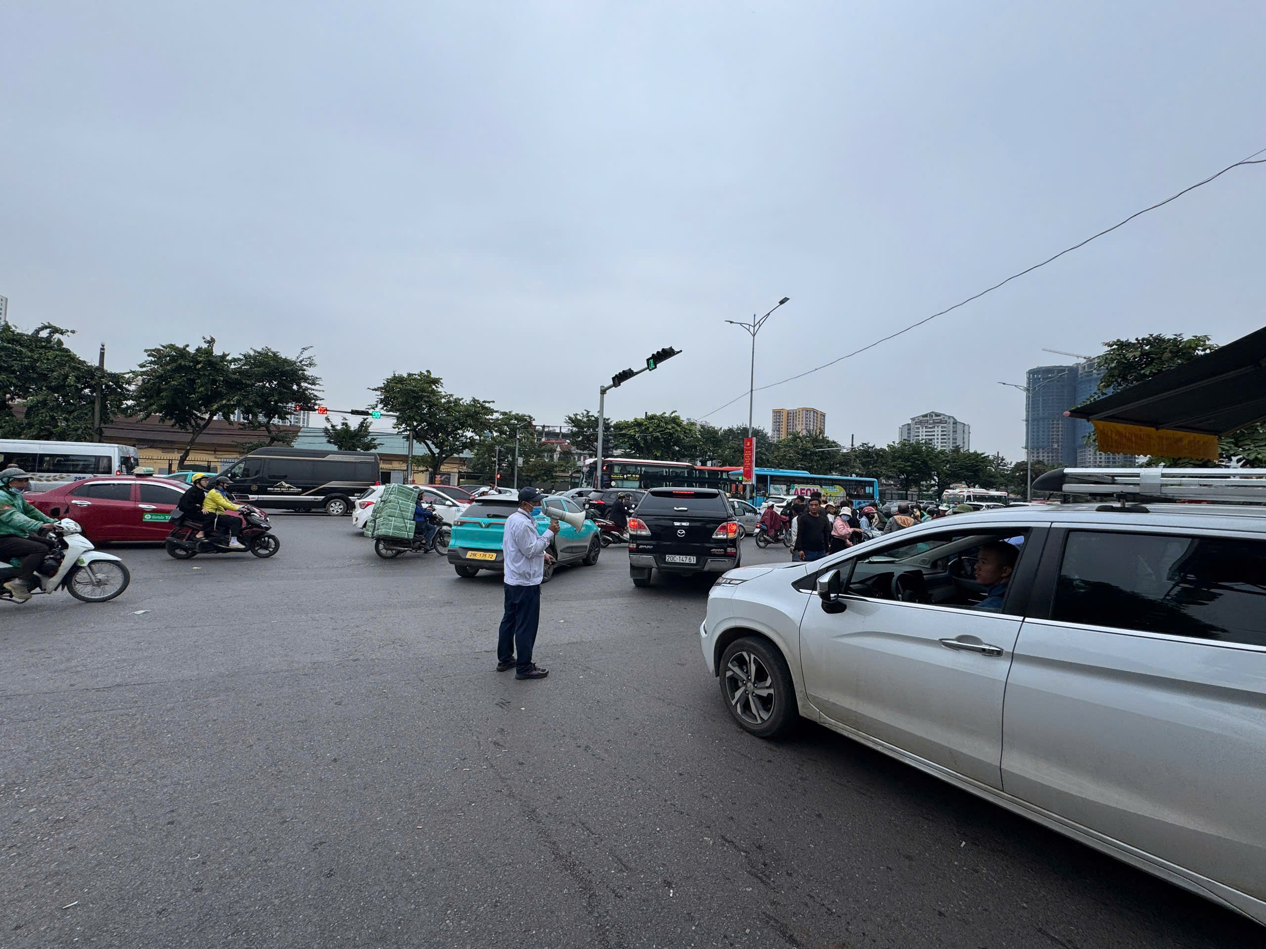 Bến xe Giáp Bát miễn phí cho tất cả phương tiện vào đưa đón hành khách