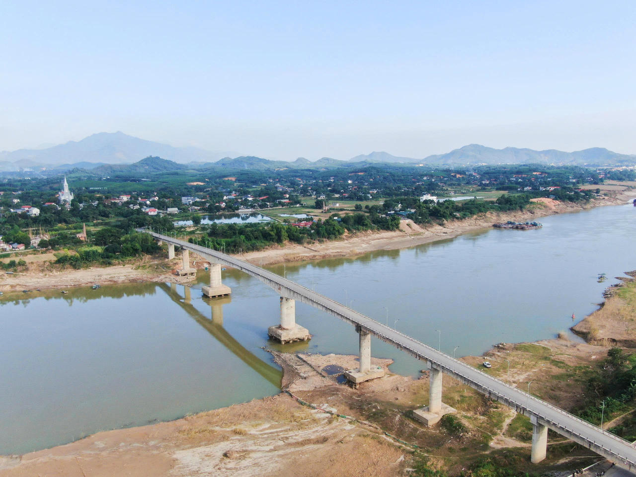 Cấm toàn bộ phương tiện qua cầu sông Lô do hư hỏng trụ