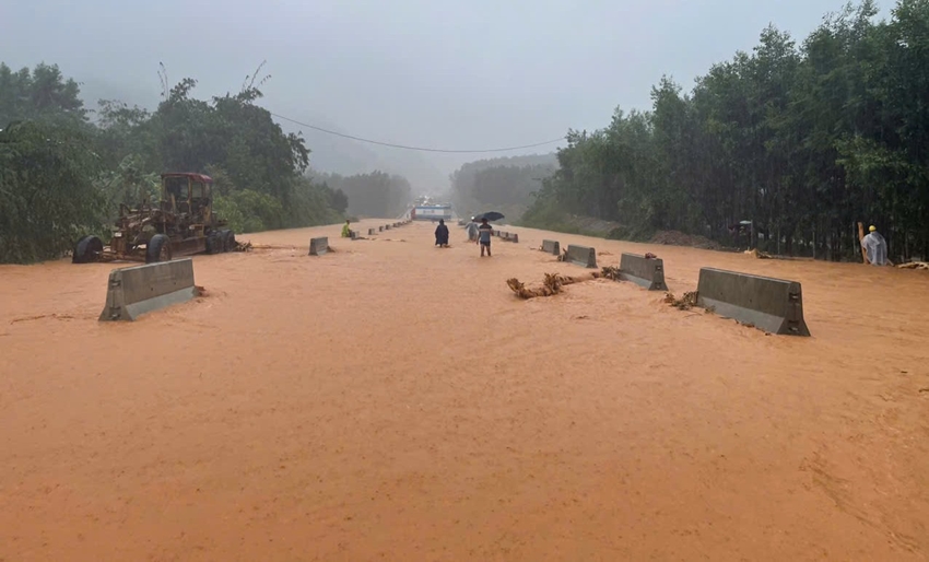 Miền Trung lại bước vào đợt mưa lớn kéo dài, lượng mưa cục bộ vượt 800 mm