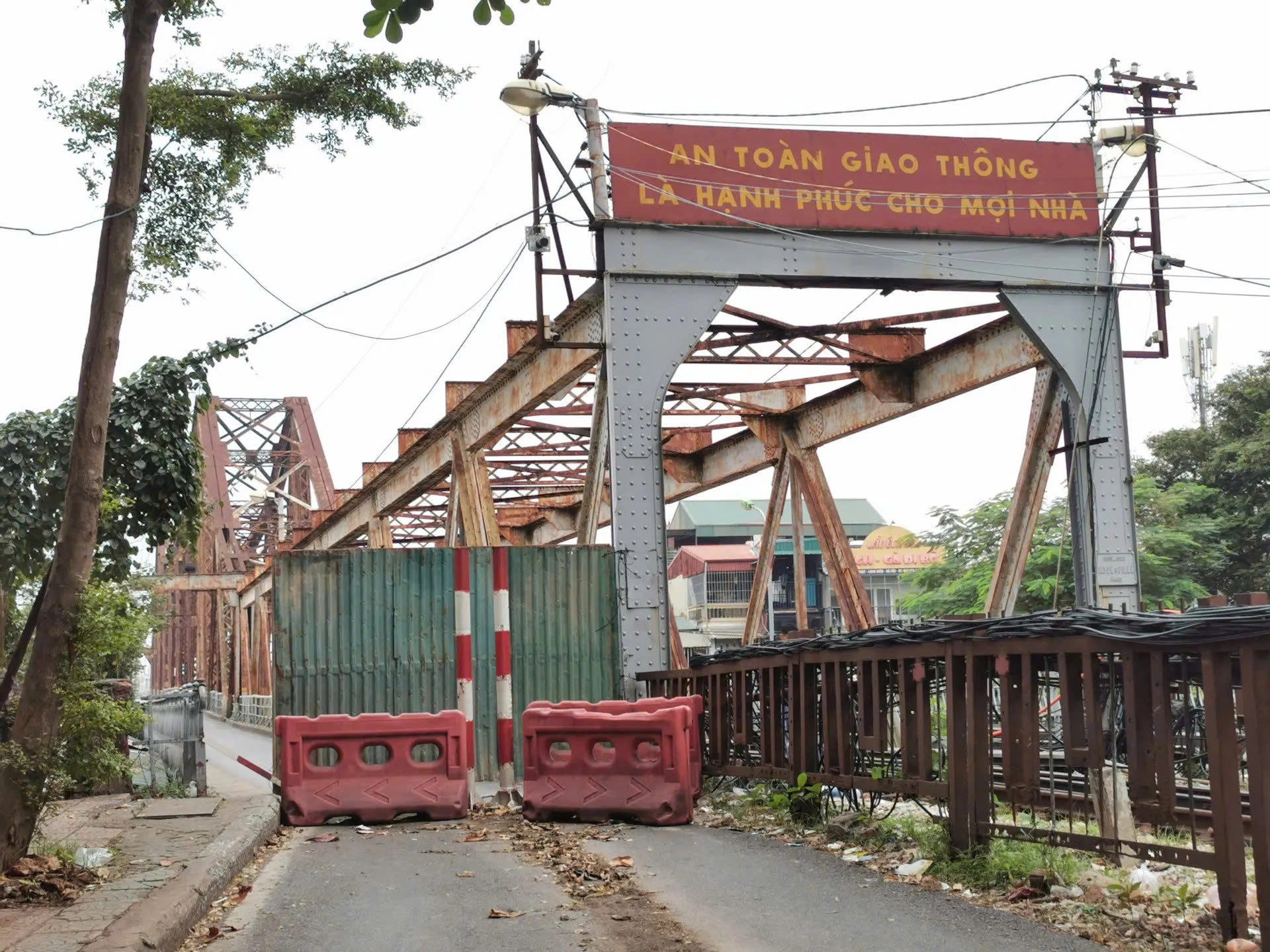 Cấm xe máy lưu thông qua cầu Long Biên đến hết năm để sửa chữa