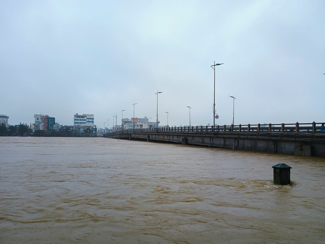 Cấm phương tiện lưu thông qua cầu Châu Ổ trên quốc lộ 1 do nước lũ đã chạm dầm