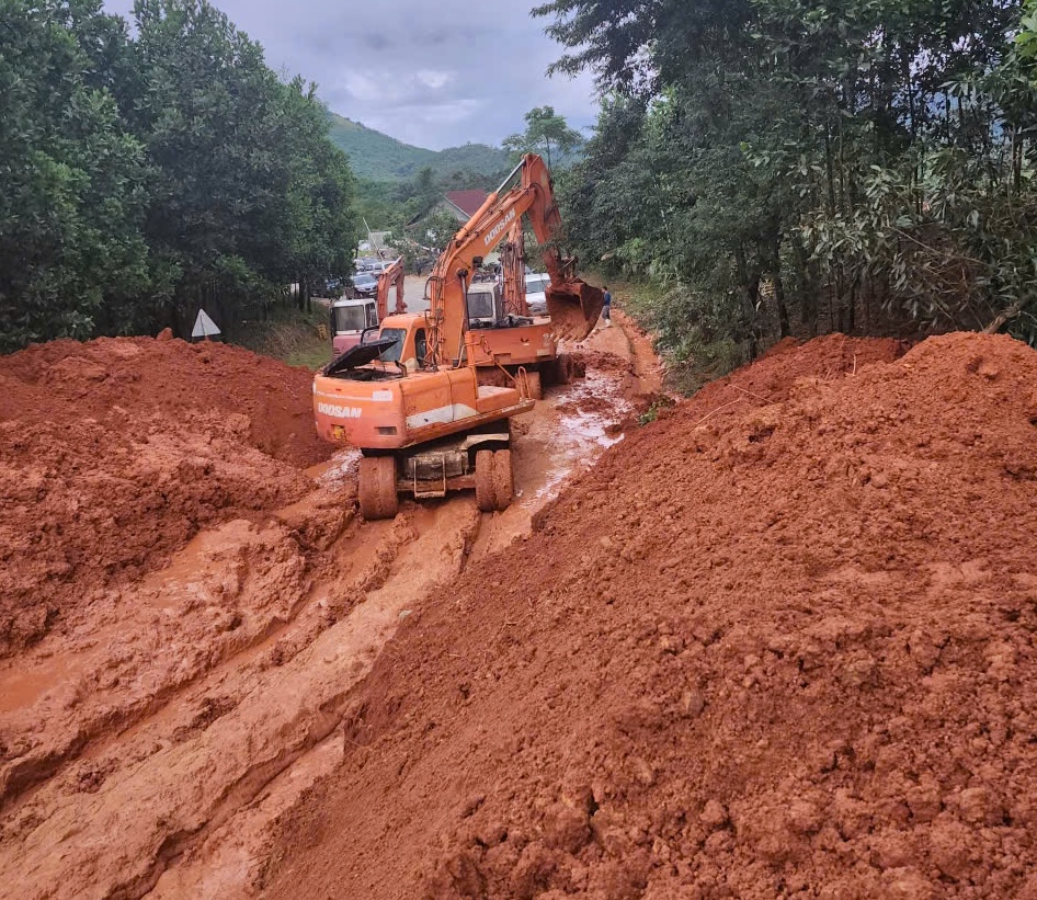 Phương tiện không di chuyển qua đèo Lò Xo và đường La Sơn- Hoà Liên do sạt lở rình rập