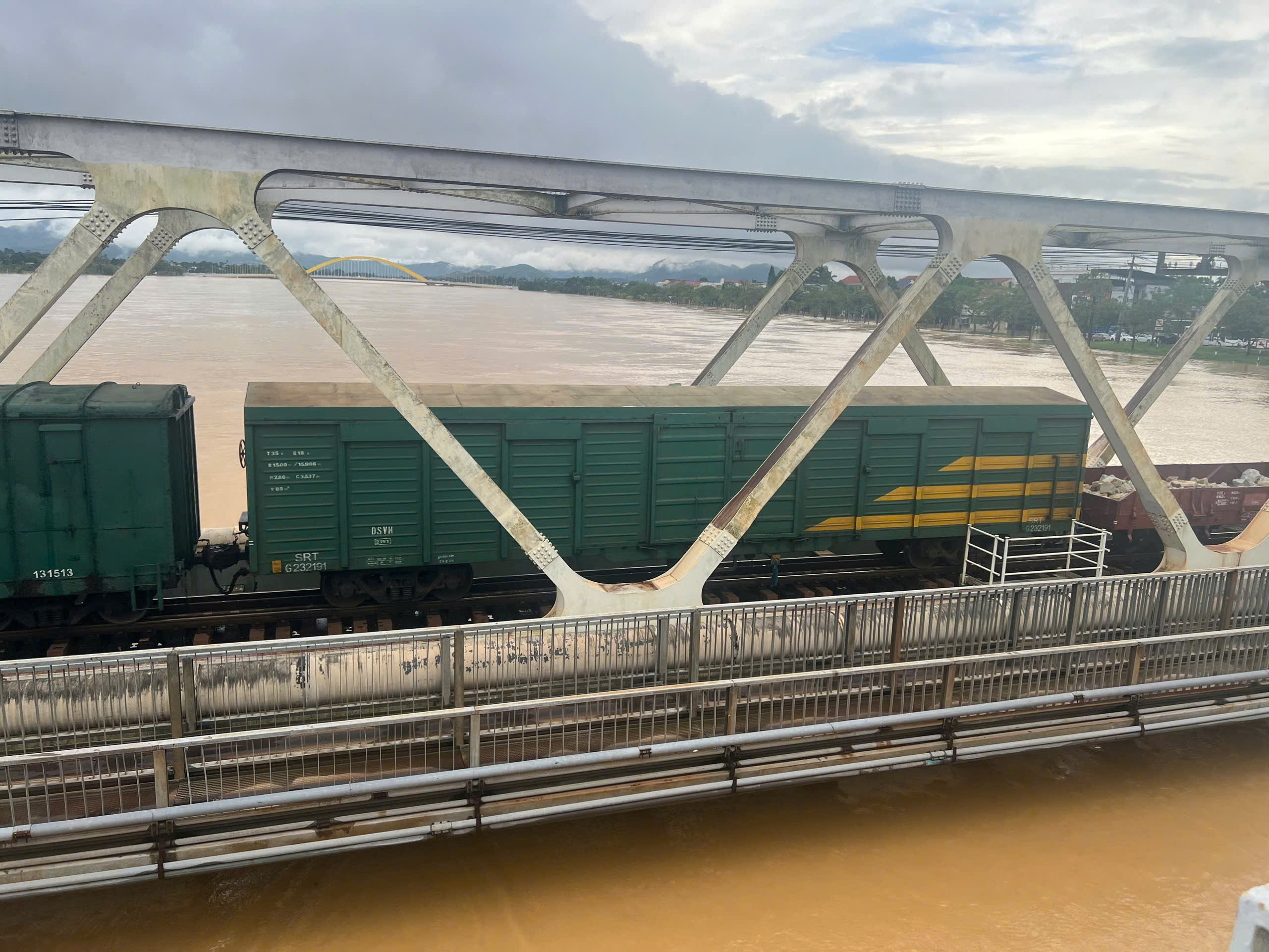 Nước lũ sông Hương dâng cao, đường sắt điều tàu giữ cầu Bạch Hổ và Dã Viên