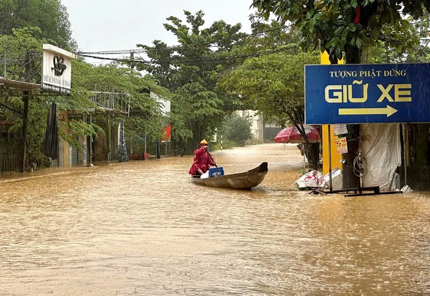 Nước lũ các sông ở Huế, Đà Nẵng đang xuống nhưng chưa hết ngập lụt