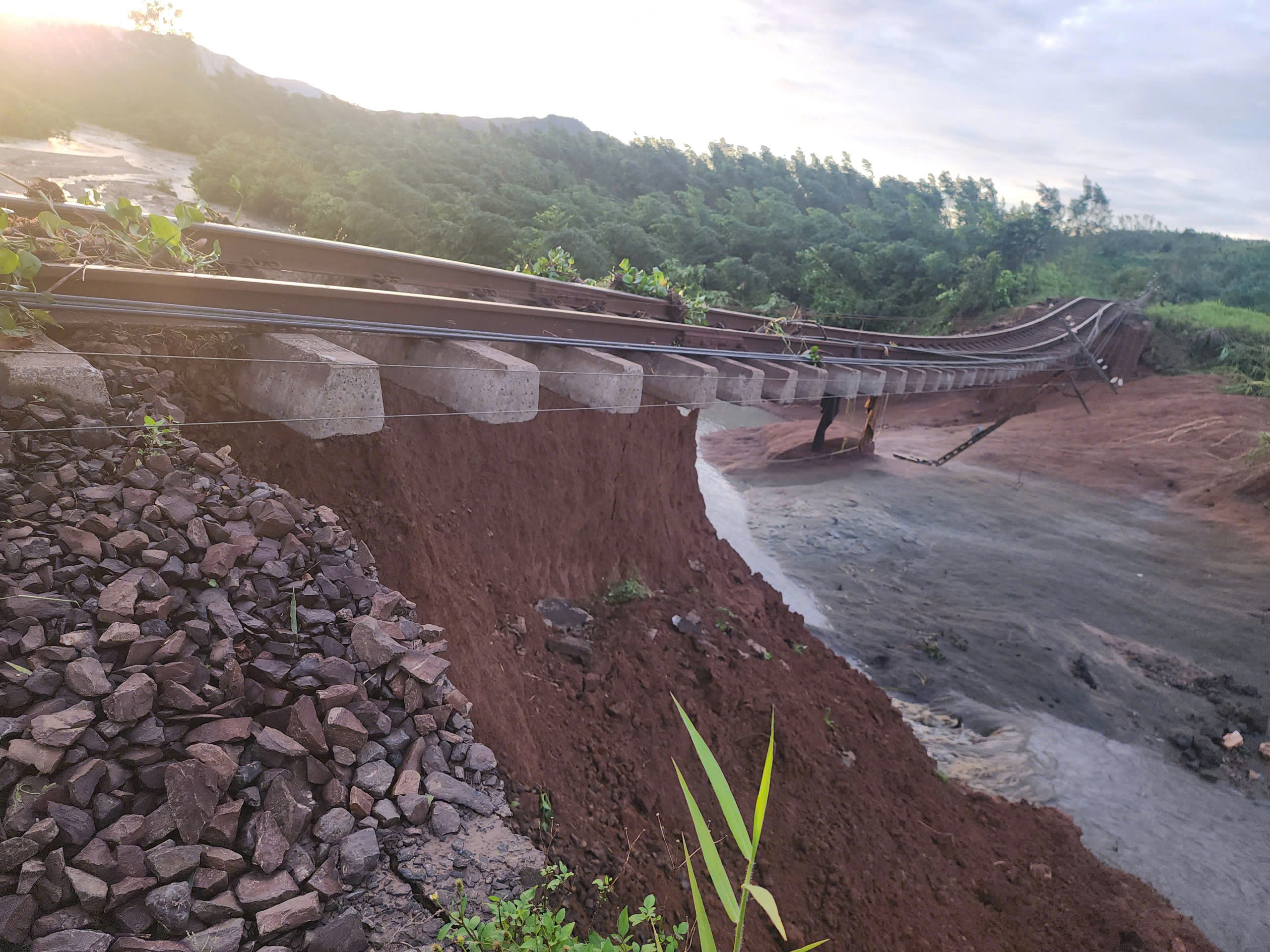 Đường sắt qua Đắk Lắk bị bão số 13 "cuốn" trơ ray, phải chuyển tải khách bằng ô tô