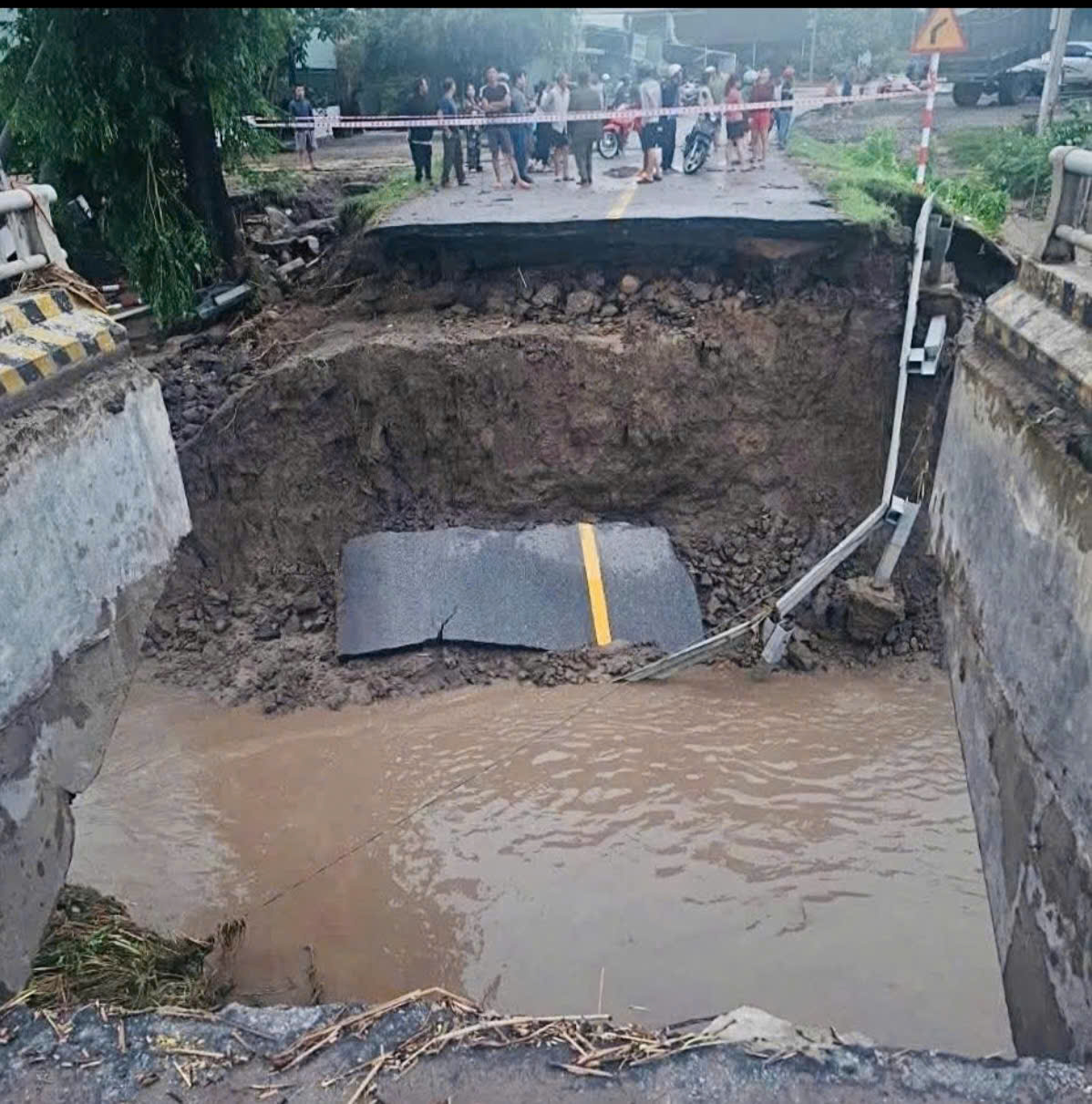 Nước lũ cuốn trôi cầu Đắk Pờ Tó trên đường Trường Sơn Đông