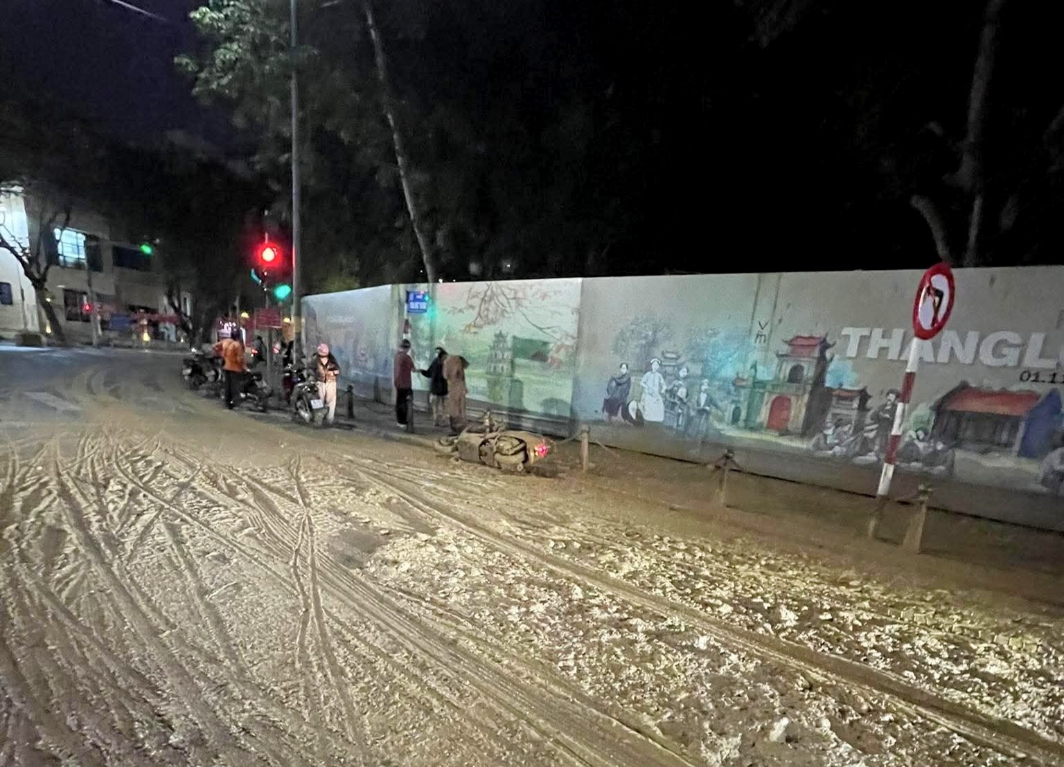 Bác bỏ thông tin bùn khoan ngầm metro Nhổn- Ga Hà Nội trào lên phố Tôn Đức Thắng gây trơn trượt