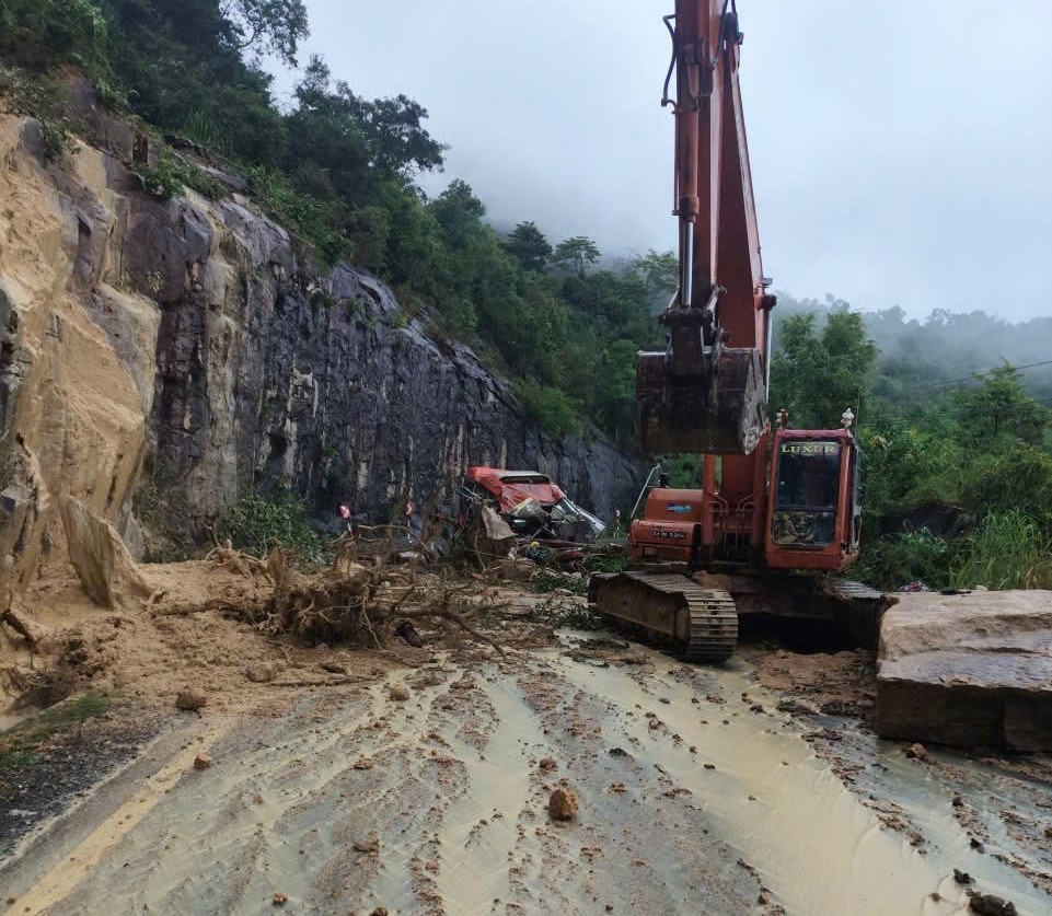 Đất đá rơi trúng xe khách Phương Trang Futa ở đèo Khánh Lê làm 6 người thiệt mạng
