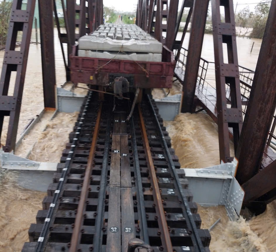 Mưa lũ lớn, đường sắt điều tàu chở hàng chục tấn hàng gia tải giữ cầu Luật Lễ 1 và 2