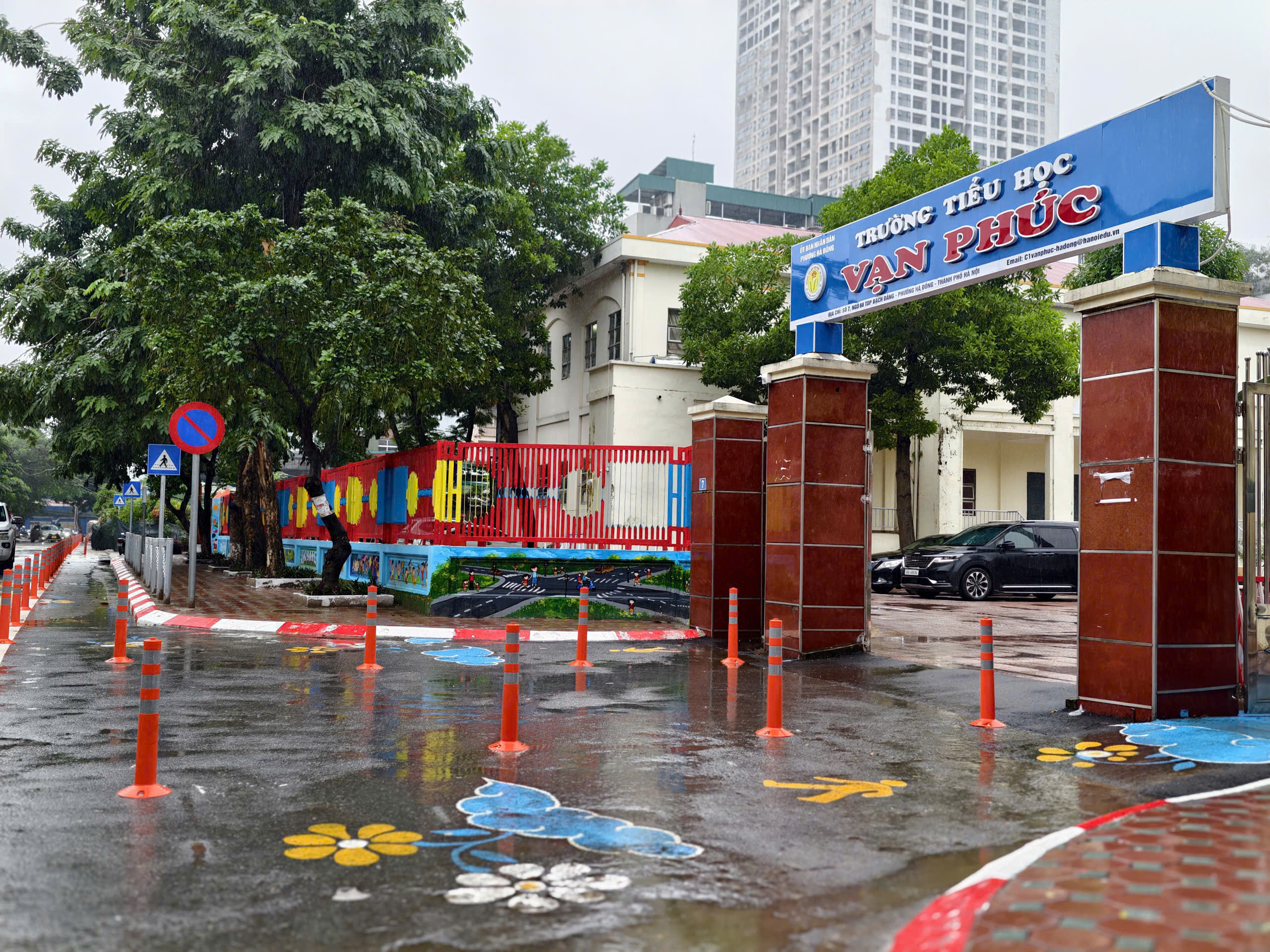 Hà Nội đặt mục tiêu 100% cổng trường học an toàn giao thông