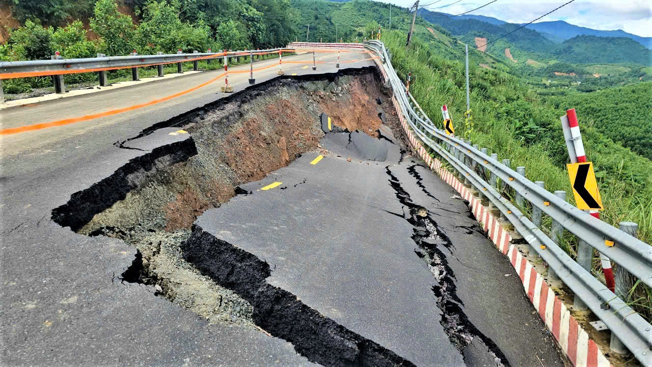 Dự kiến ngày mai thông xe đèo Khánh Lê
