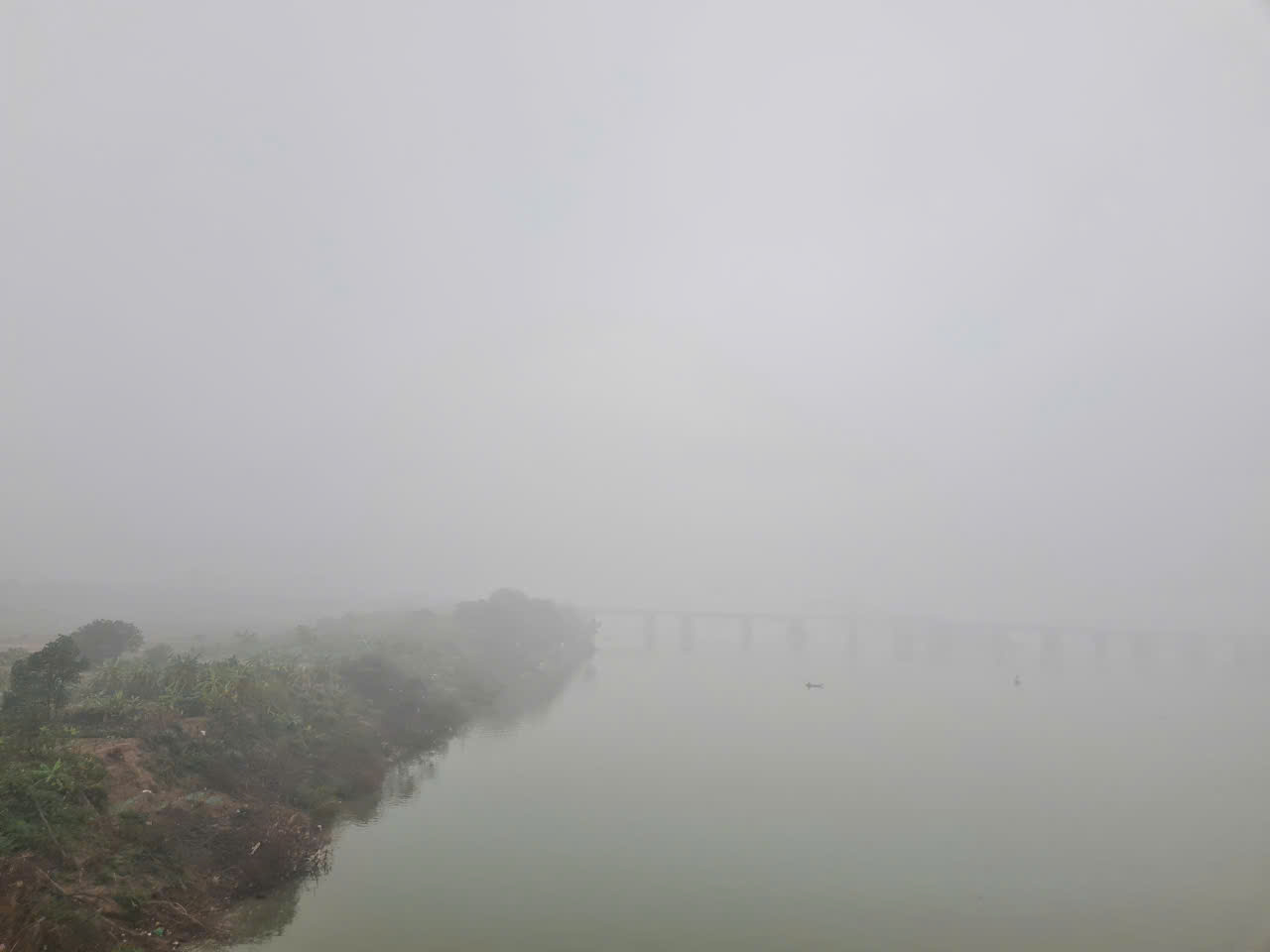 Bầu trời Hà Nội sáng sớm mù mịt như Sa Pa, chất lượng không khí xấu