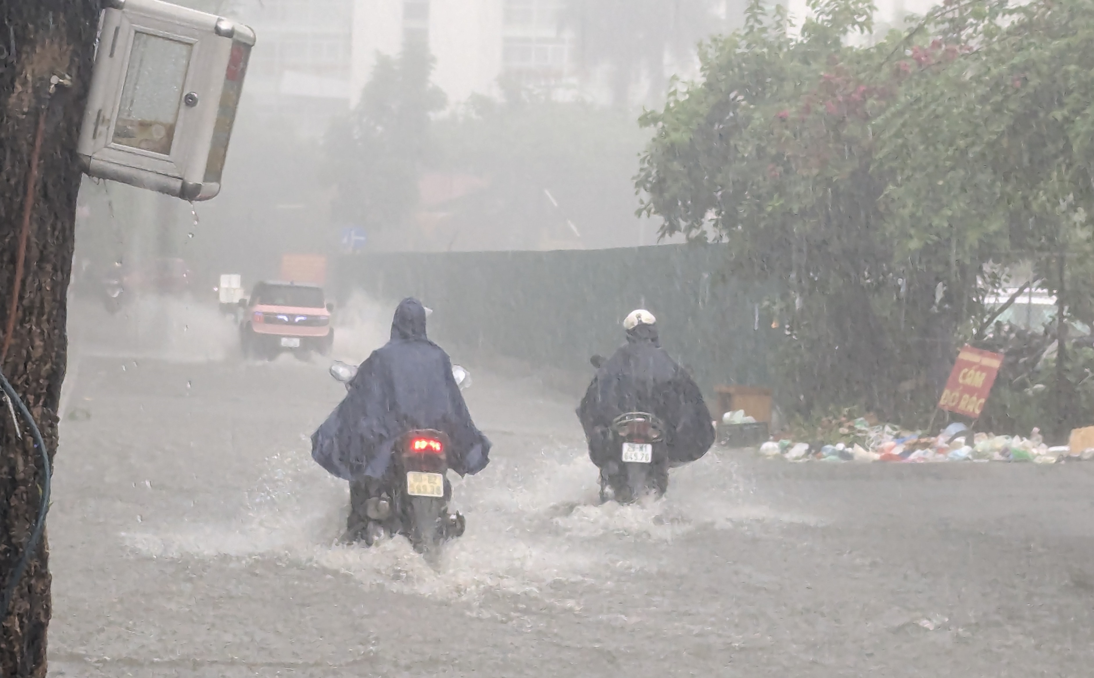 Hà Nội kêu gọi người dân hạn chế tối đa ra đường khi bão số 3 đổ bộ