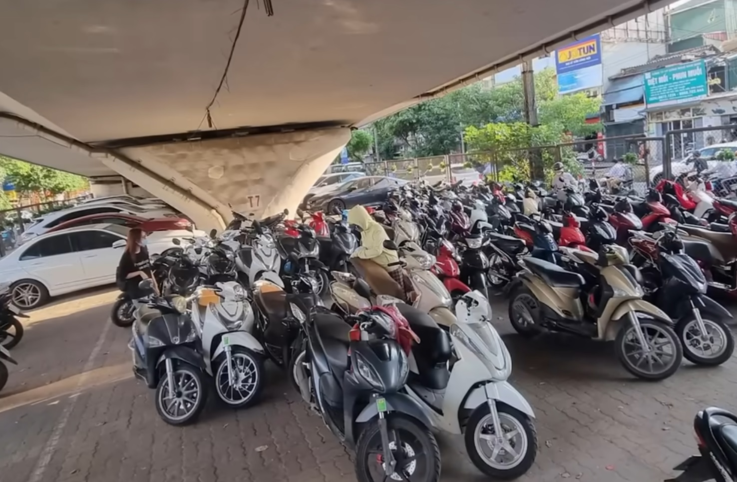 Hà Nội tổng kiểm tra bãi giữ xe, kho hàng ở gầm cầu vượt và cầu sông xong trước ngày 20/9
