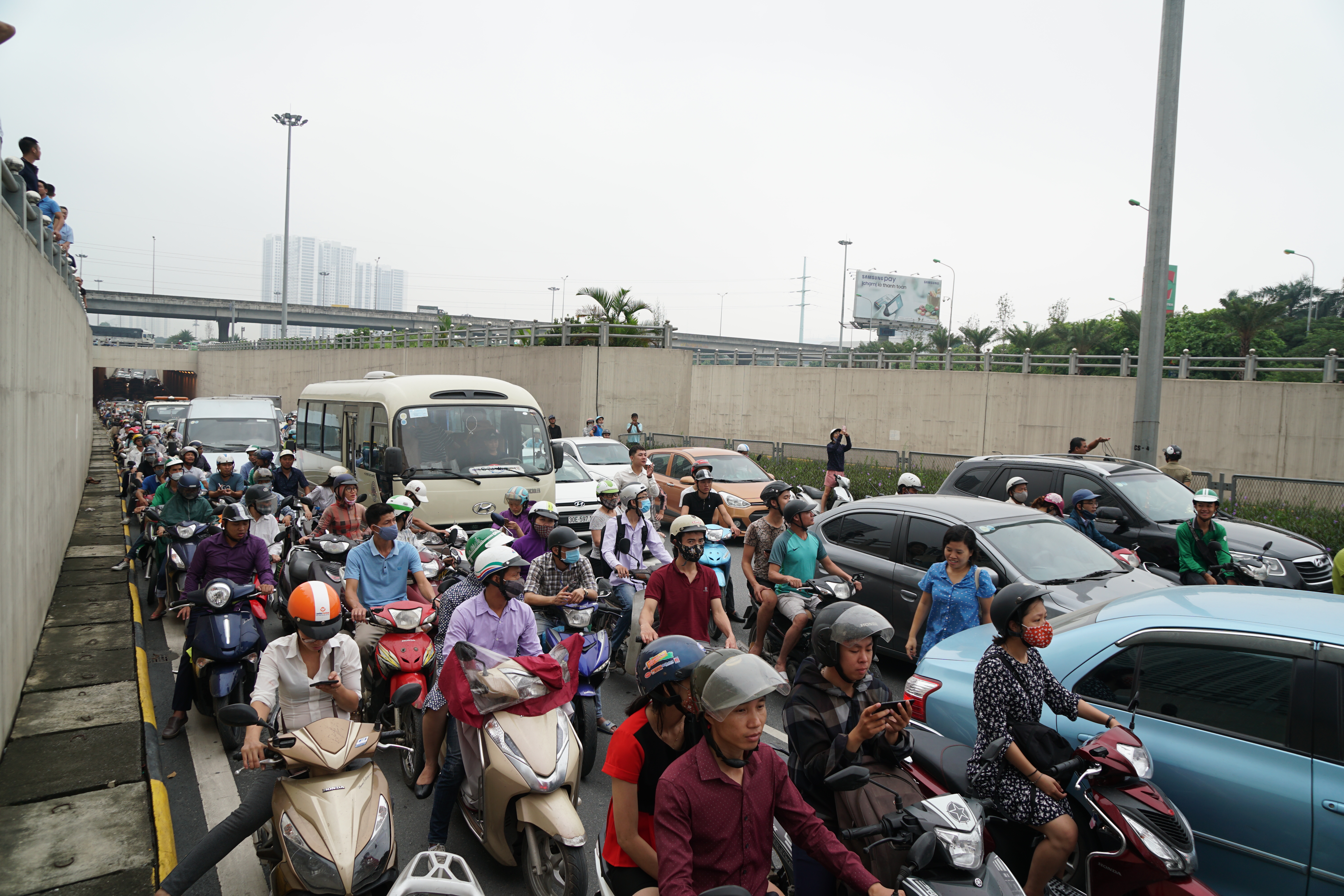 Hà Nội khẩn trương nghiên cứu chính sách hỗ trợ chuyển đổi phương tiện giao thông xanh
