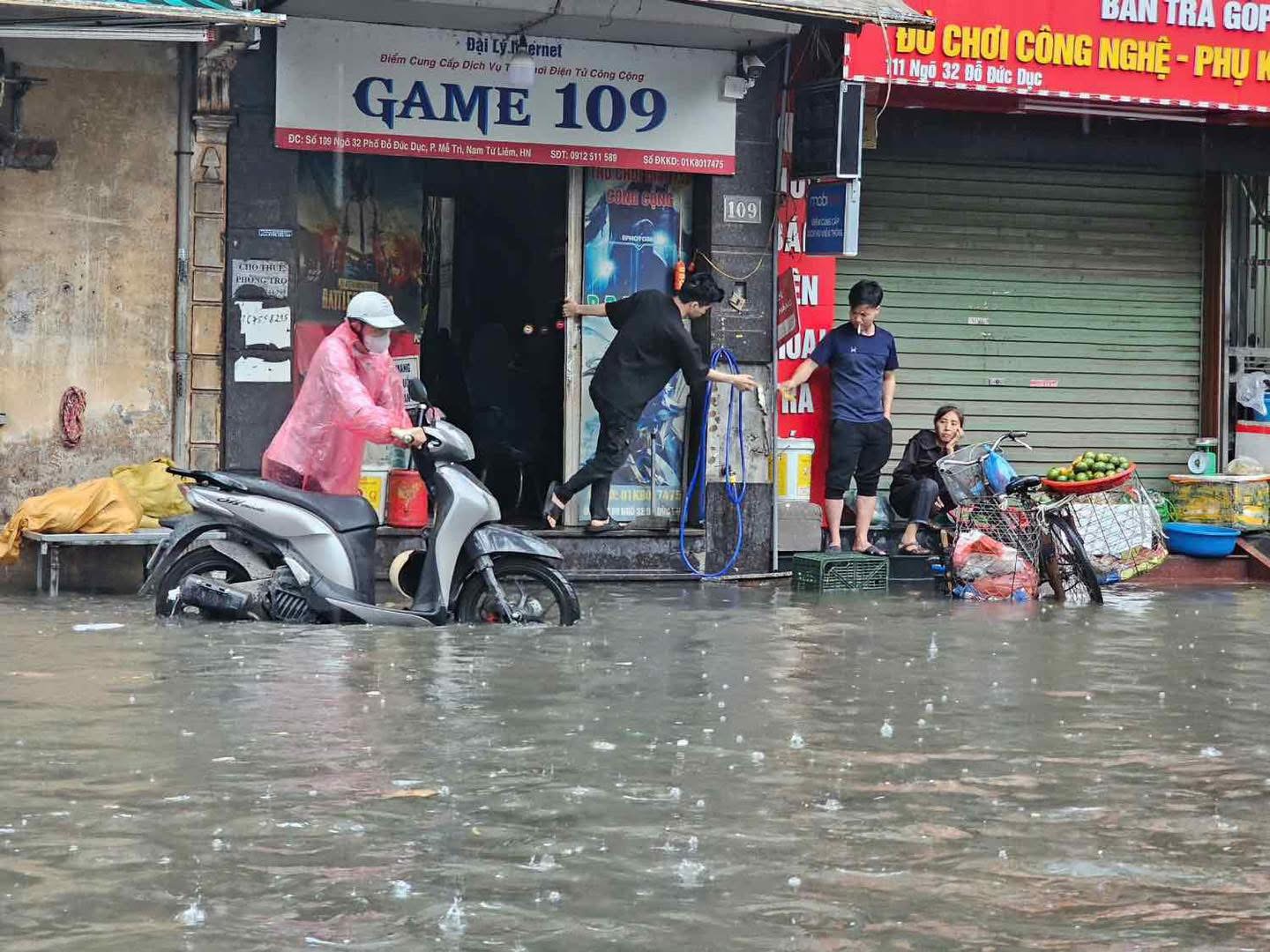 Thành phố Hà Nội có nhiều điểm ngập sau cơn mưa lớn